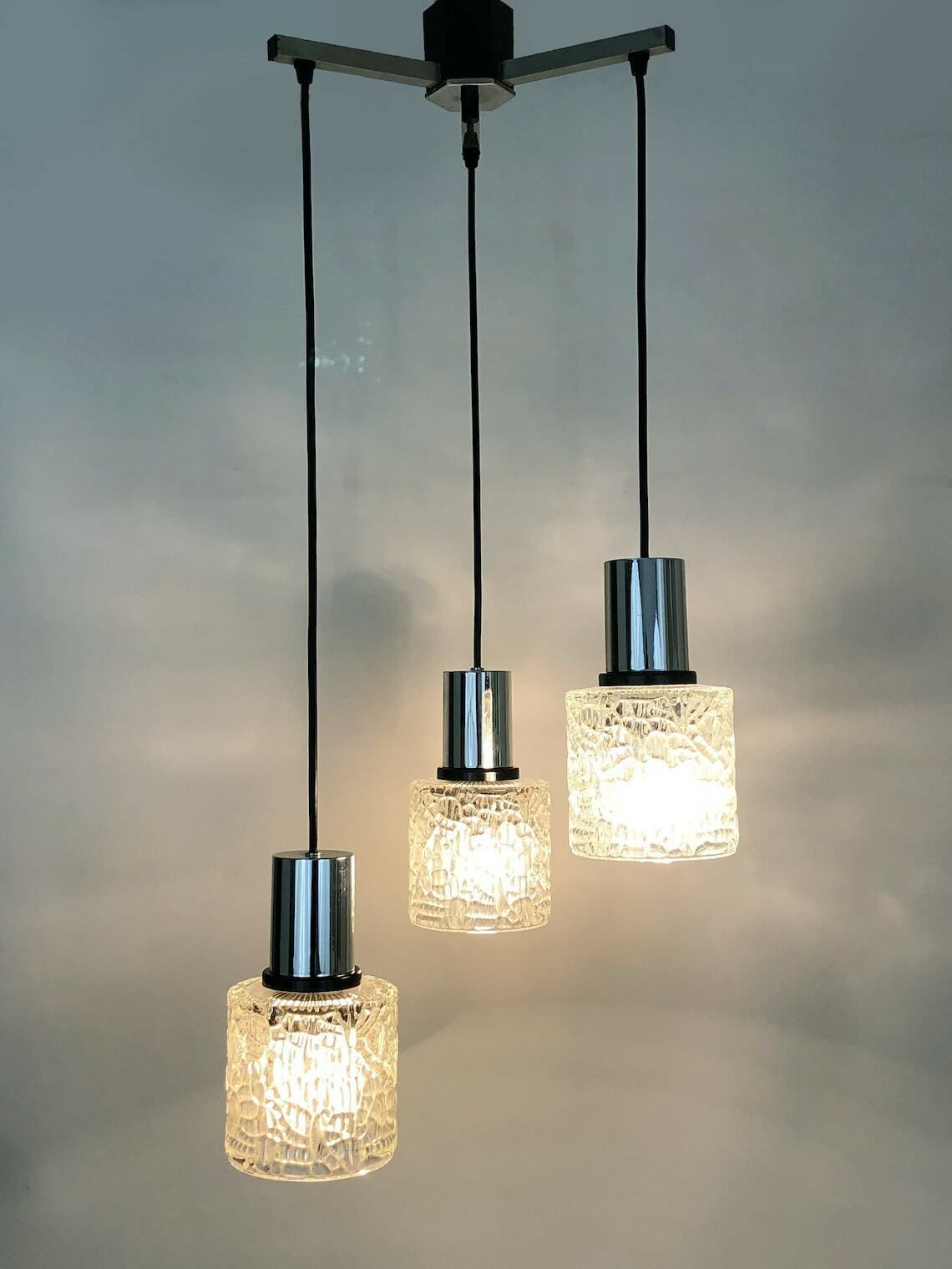 Suspension cascade vintage en chrome poli et verre ciselé, 3 lumières photo furniture