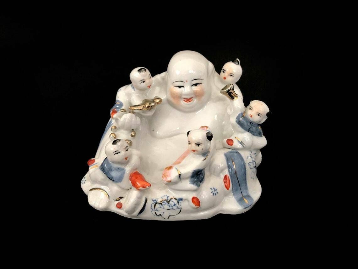 Statuette en porcelaine chinoise, Bouddha rieur aux enfants photo for sale