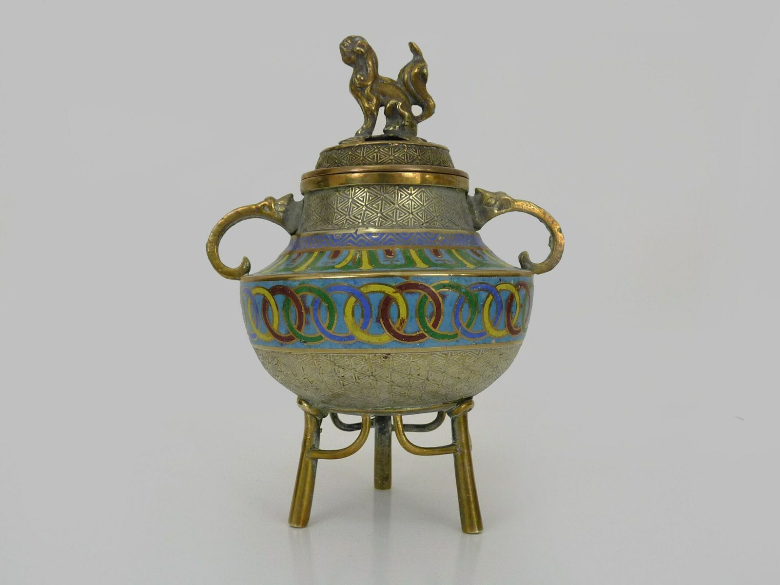 Vietnam. Brûle-parfum tripode à couvercle en bronze doré et émaux cloisonnés