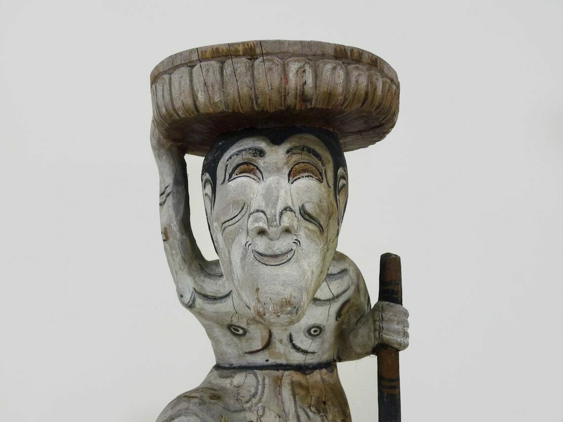 Appui-tête, porte-plante, sculpture chinoise en bois sculpté polychrome, début du XXe siècle photo for sale