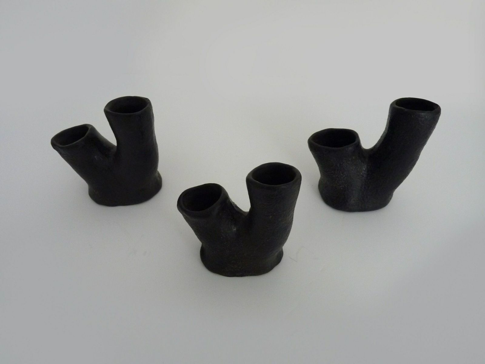 Trio de vases en céramique en forme de troncs d'arbres, signés et numérotés photo Décoration