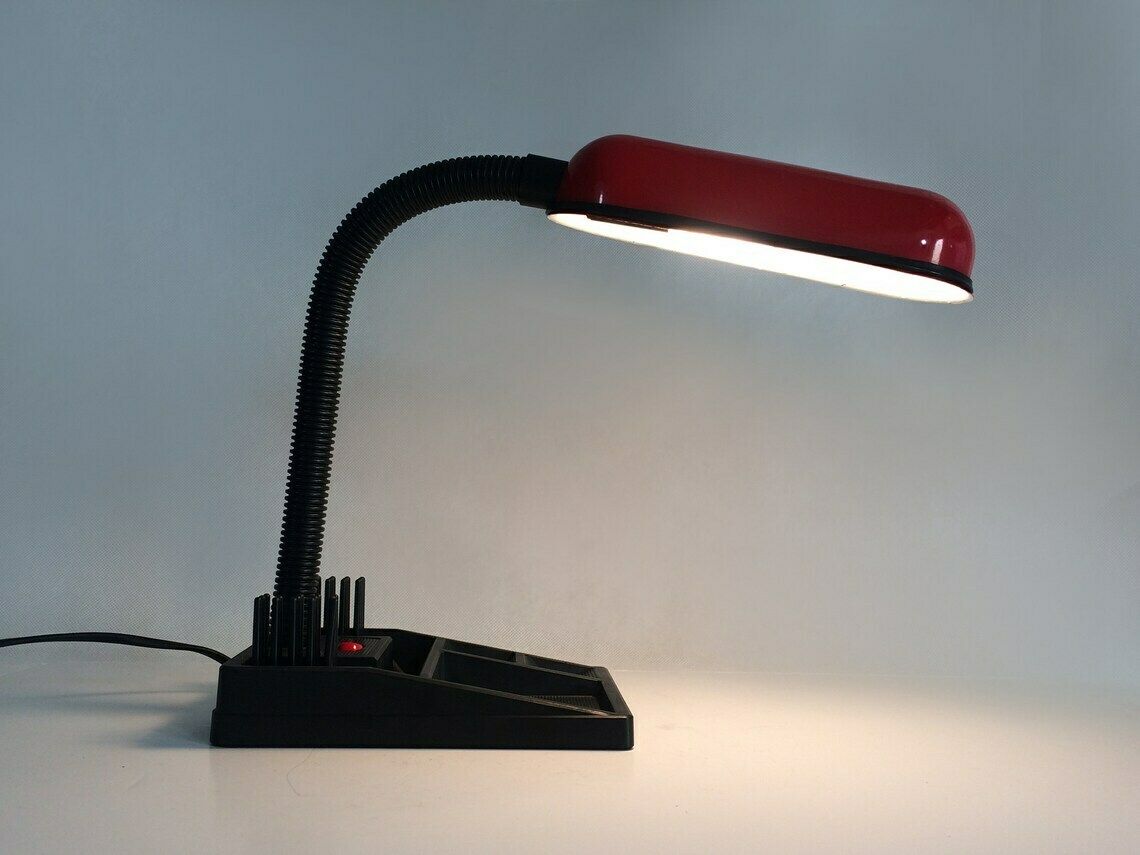 Lampe de bureau flexible rouge et noire avec porte-crayons photo furniture