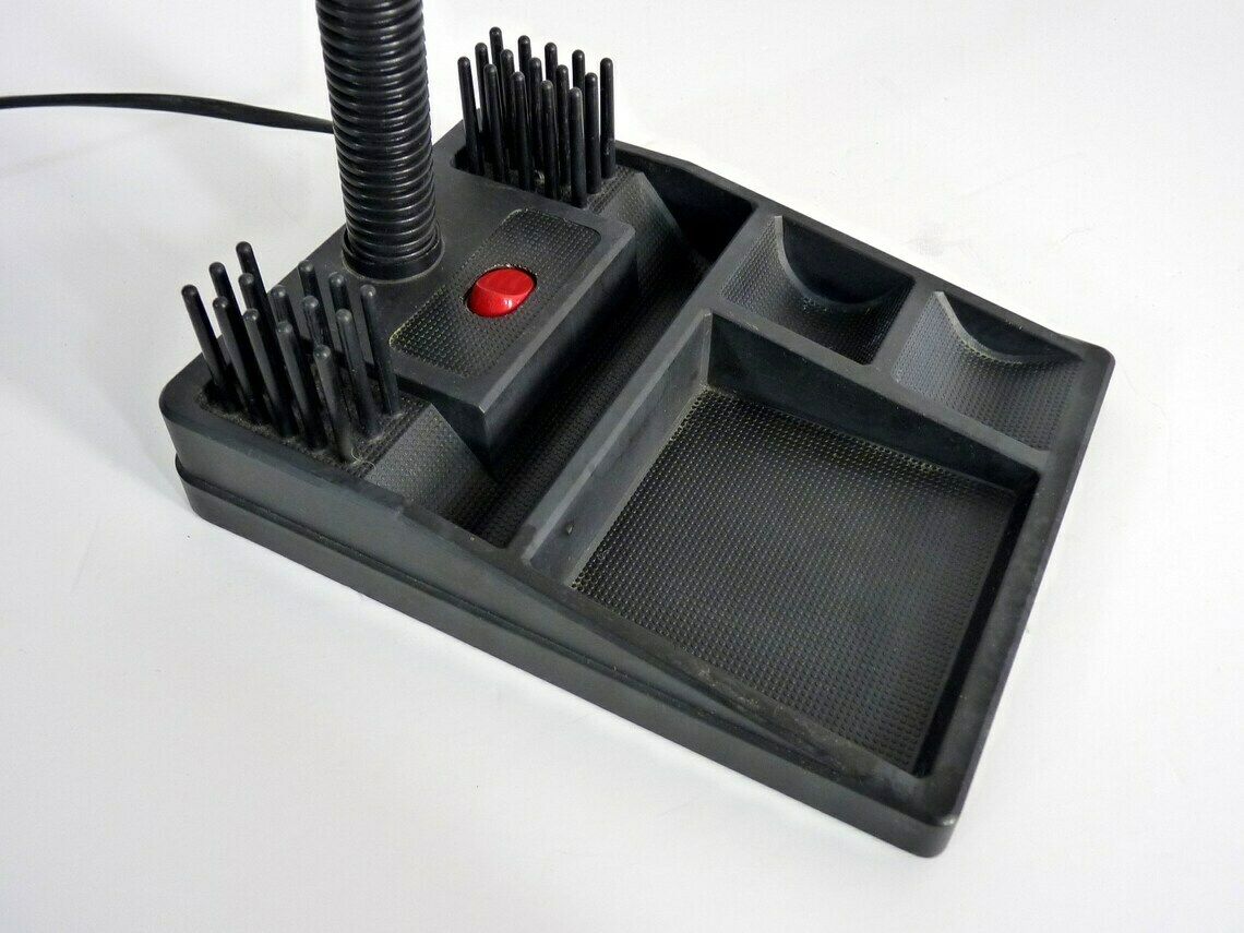 photo furniture Lampe de bureau flexible rouge et noire avec porte-crayons