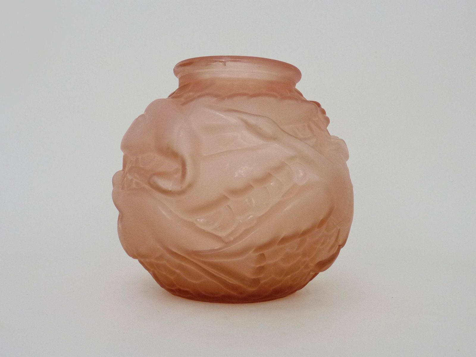Vase boule Art déco en pâte de verre rose à décor d'oiseaux. Époque Art déco. photo furniture