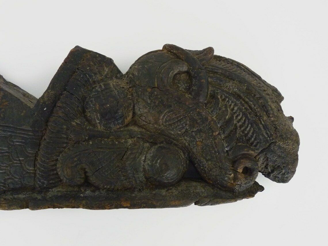 Bas-relief indonésien en bois sculpté, caméléon, XIXe siècle photo 271.44