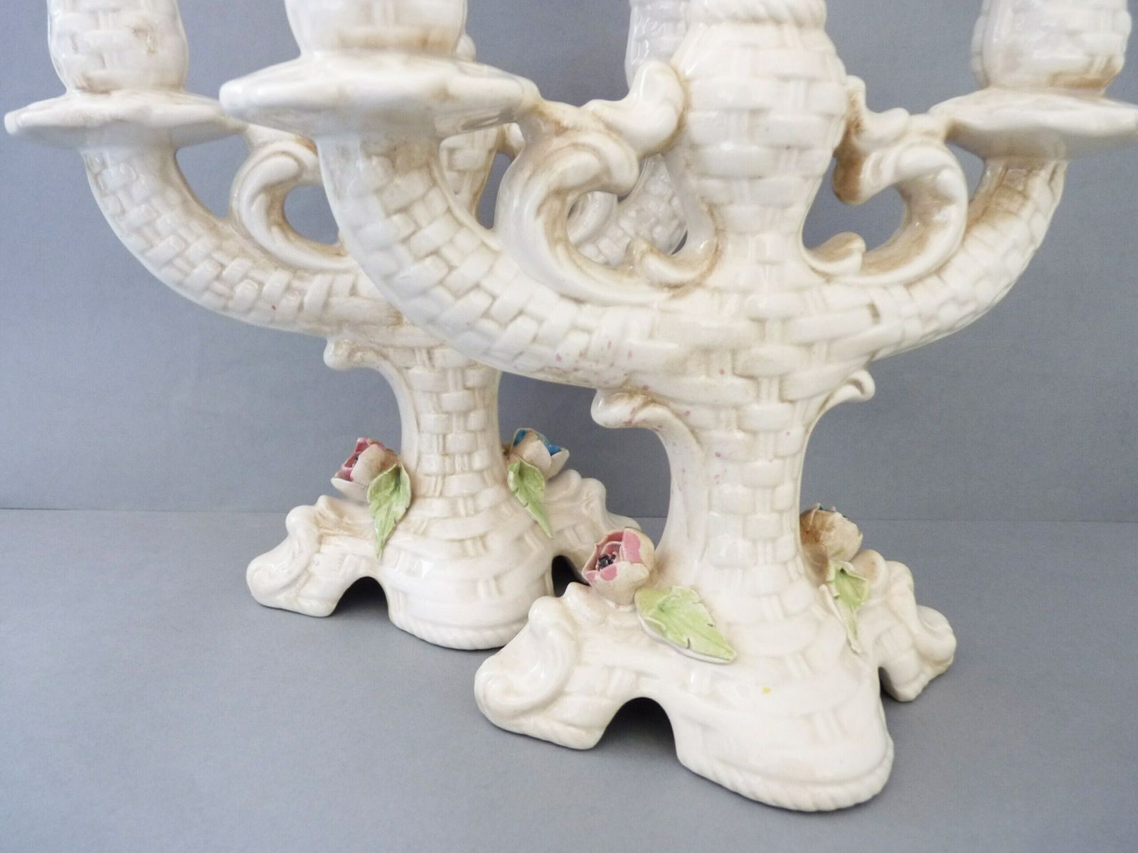 Paire de candélabres à trois bras en porcelaine blanche à motifs floraux, de style Capodimonte. Céramique italienne photo vintage