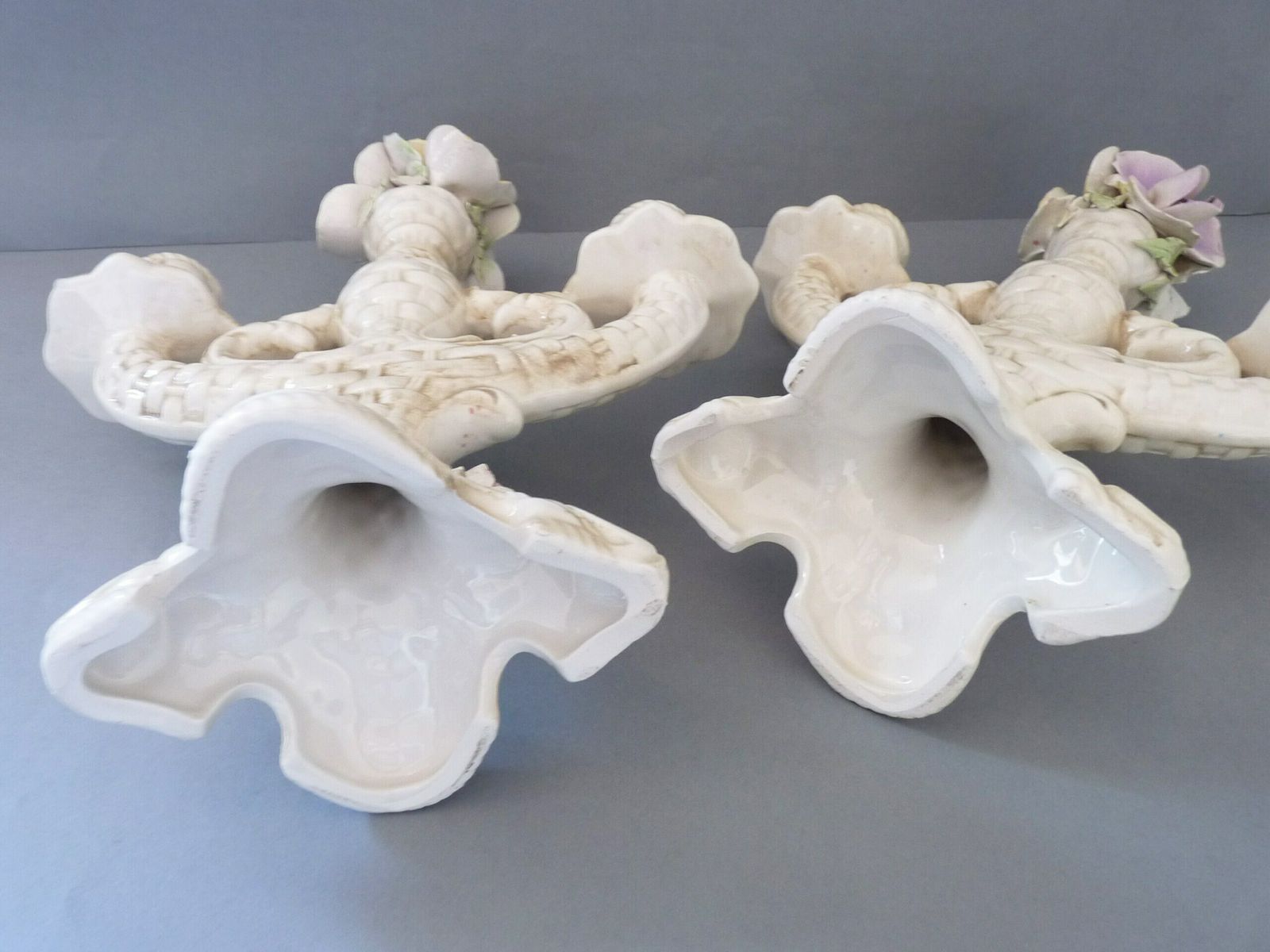 photo for sale Paire de candélabres à trois bras en porcelaine blanche à motifs floraux, de style Capodimonte. Céramique italienne