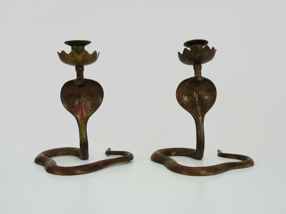 Paire de bougeoirs cobra en bronze d'époque, gravures détaillées, vers 1950