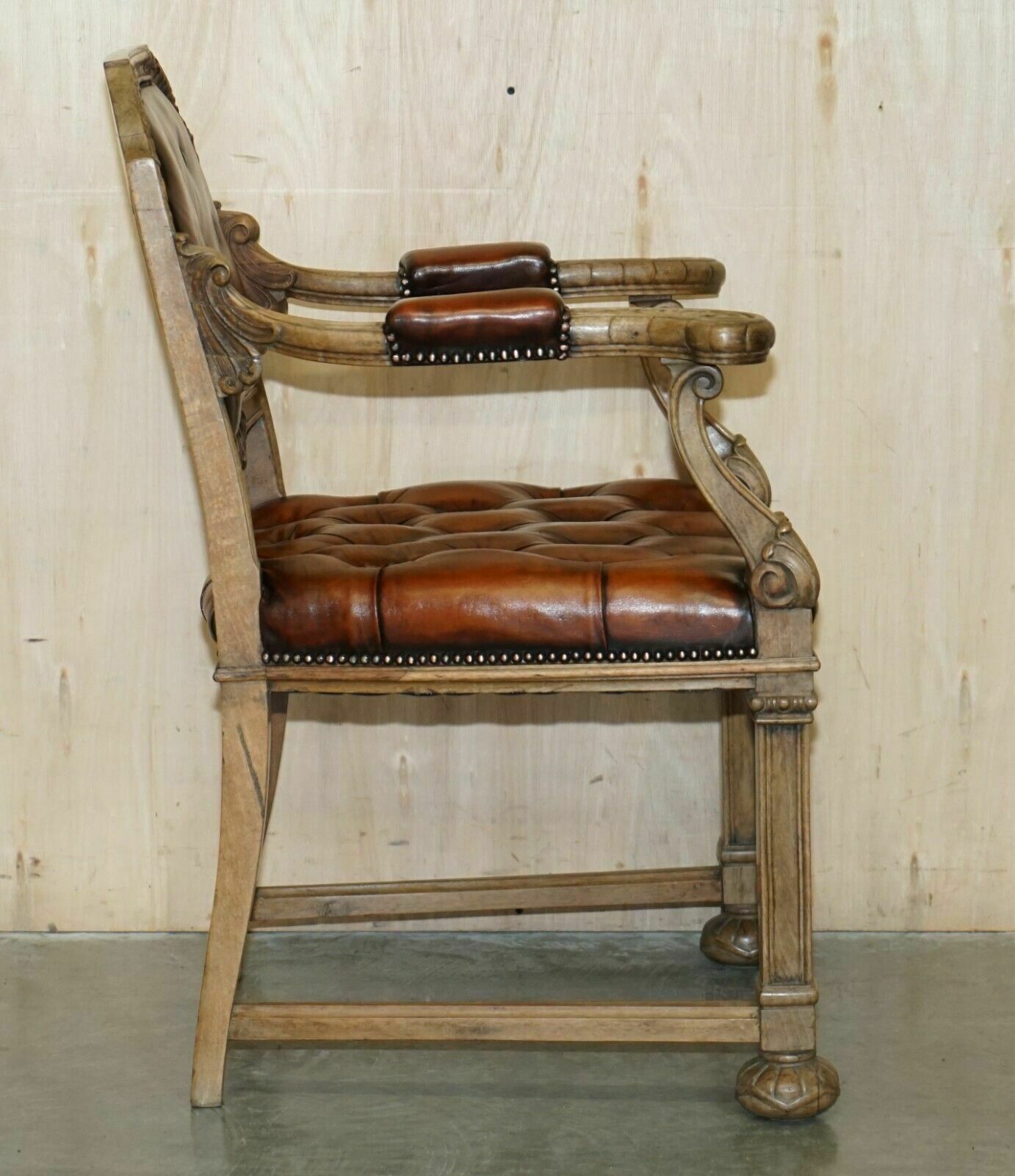 photo vintage Very Fine Restored Antique Chesterfield William IV Oak Brown Leather Desk Chair