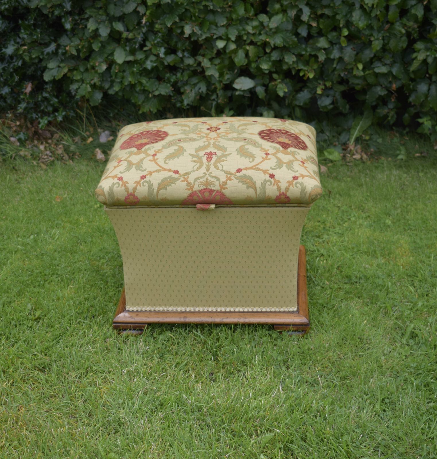 William IV Upholstered Ottoman photo vinterior