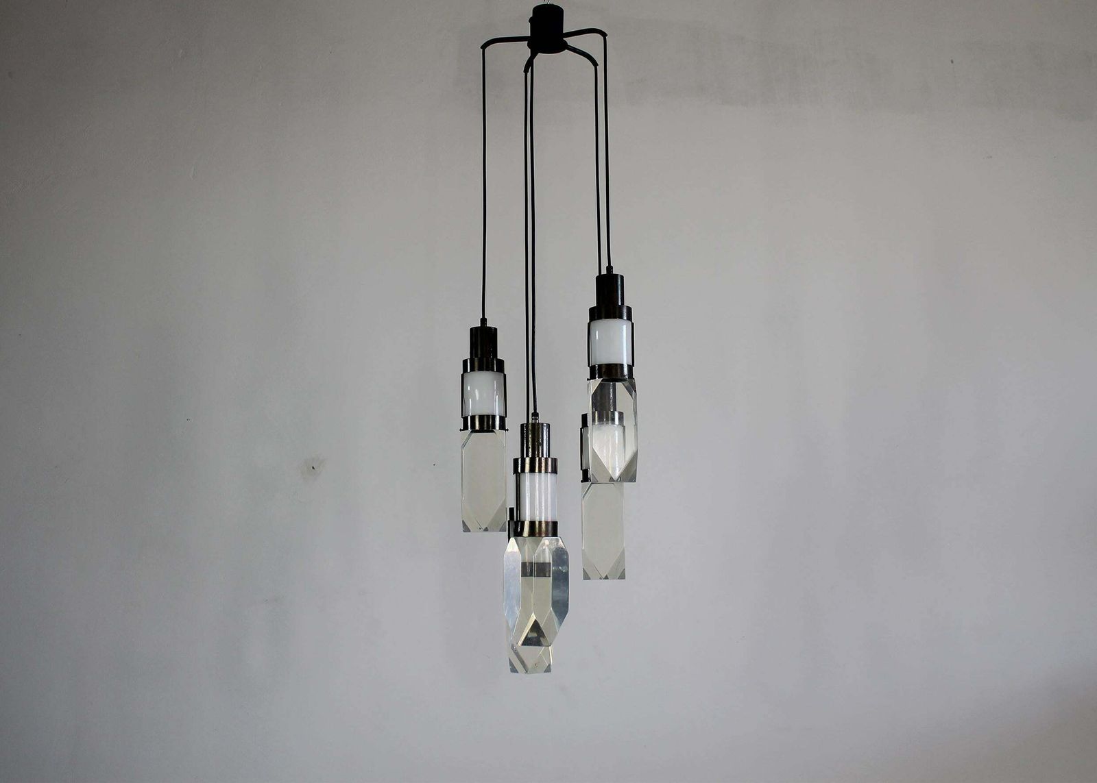 Gaetano Missaglia Pendent Lamp With Lampshades In Lucite Plexiglass 1970s Italy