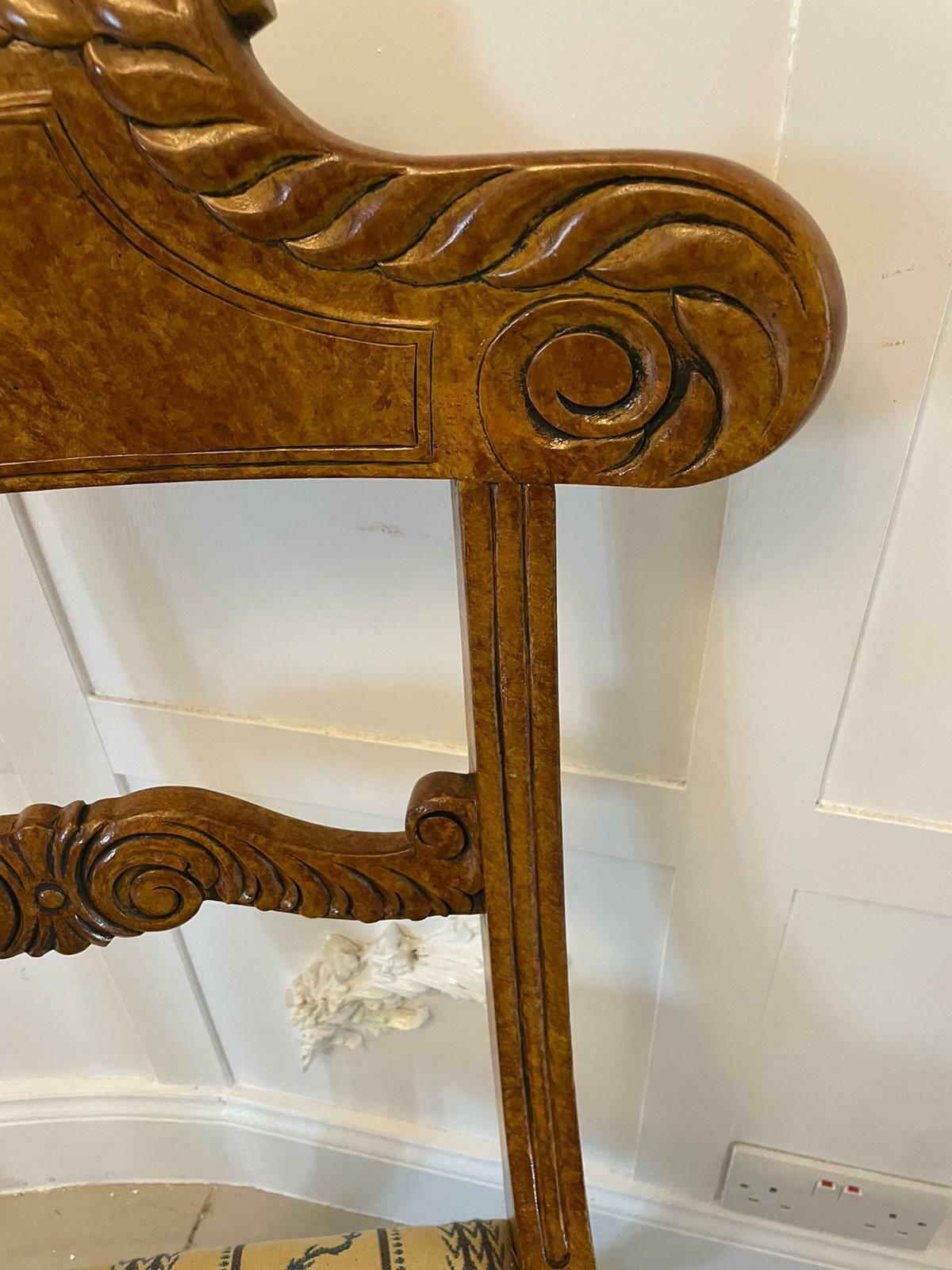 photo vintage Unusual Set Of 8 Quality Antique Decorated Faux Birds Eye Maple Dining Chairs