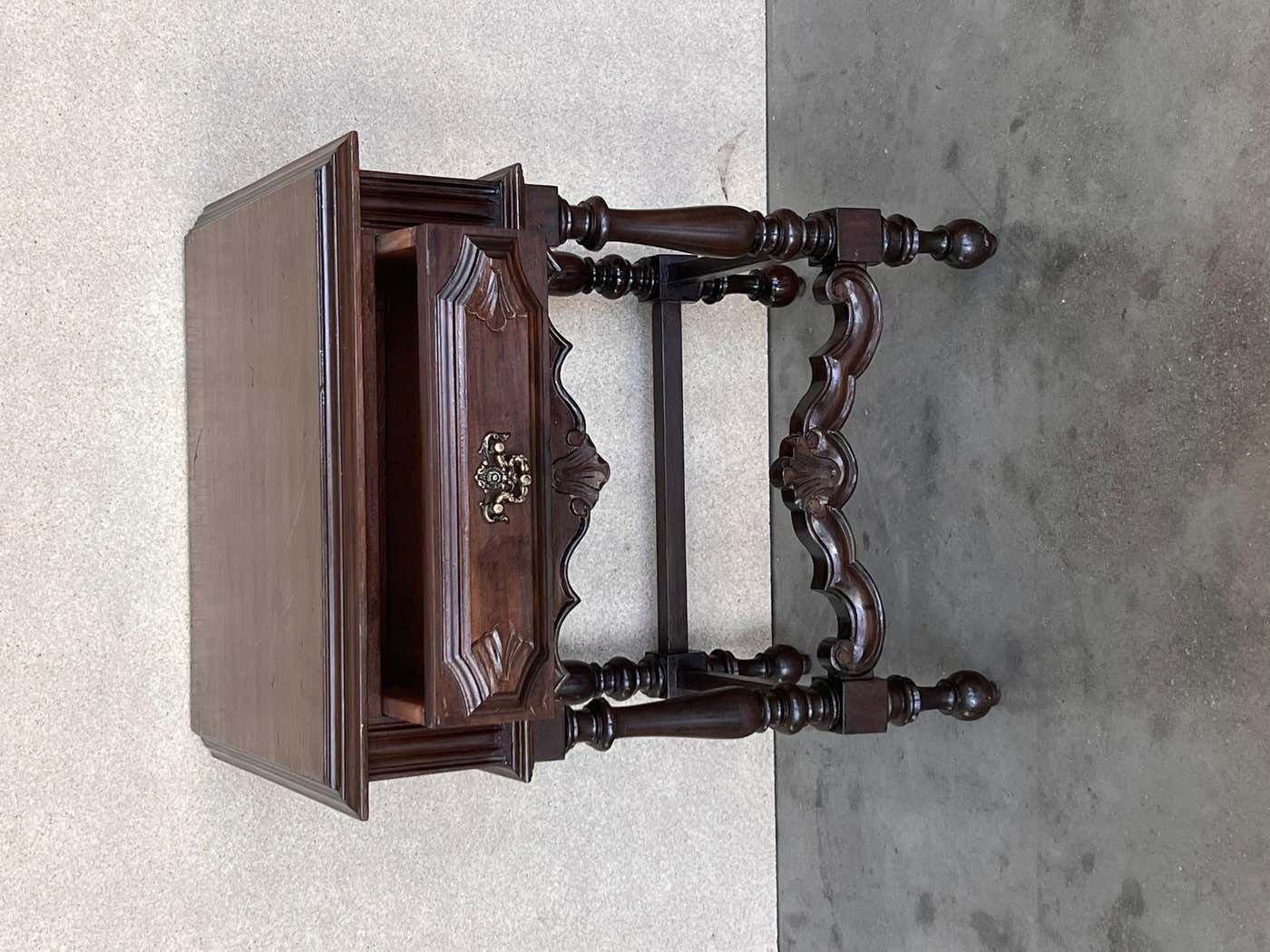 Paire de tables de chevet espagnoles du XXe siècle, tiroir sculpté et entretoise photo vintage