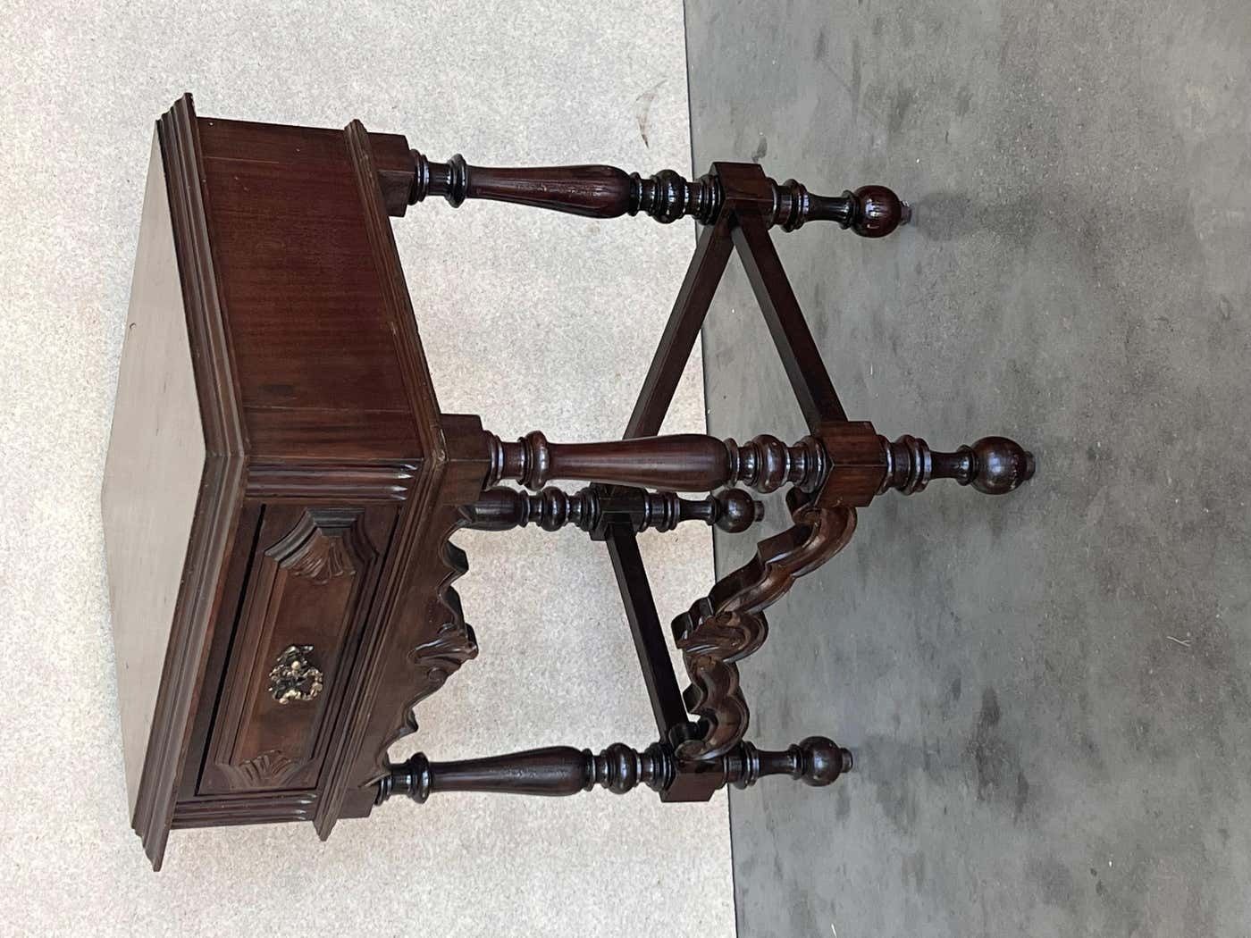 photo furniture Paire de tables de chevet espagnoles du XXe siècle, tiroir sculpté et entretoise
