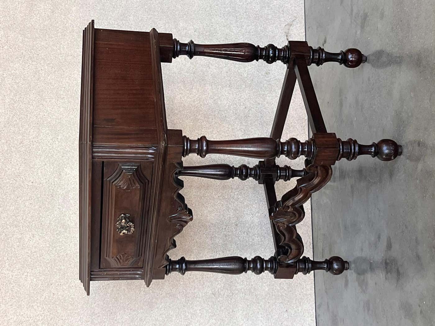 photo for sale Paire de tables de chevet espagnoles du XXe siècle, tiroir sculpté et entretoise