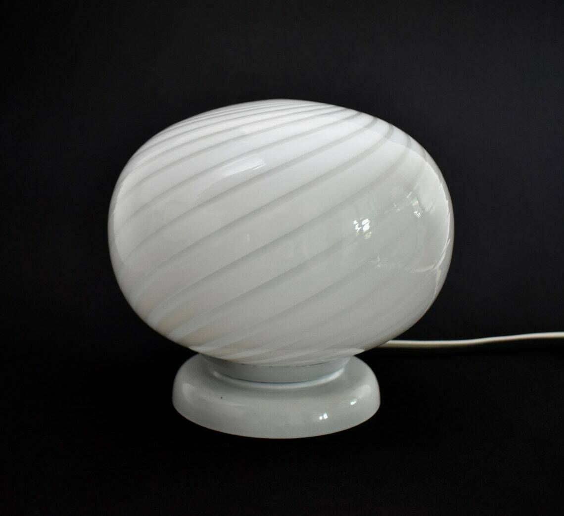 Vintage Italiaanse Swirlglas Tafellamp | Mid Century Modern Wit Glazen Sierlamp Retro | Venini Murano | Mcm Midmod Jaren 1970–1980 | photo for sale