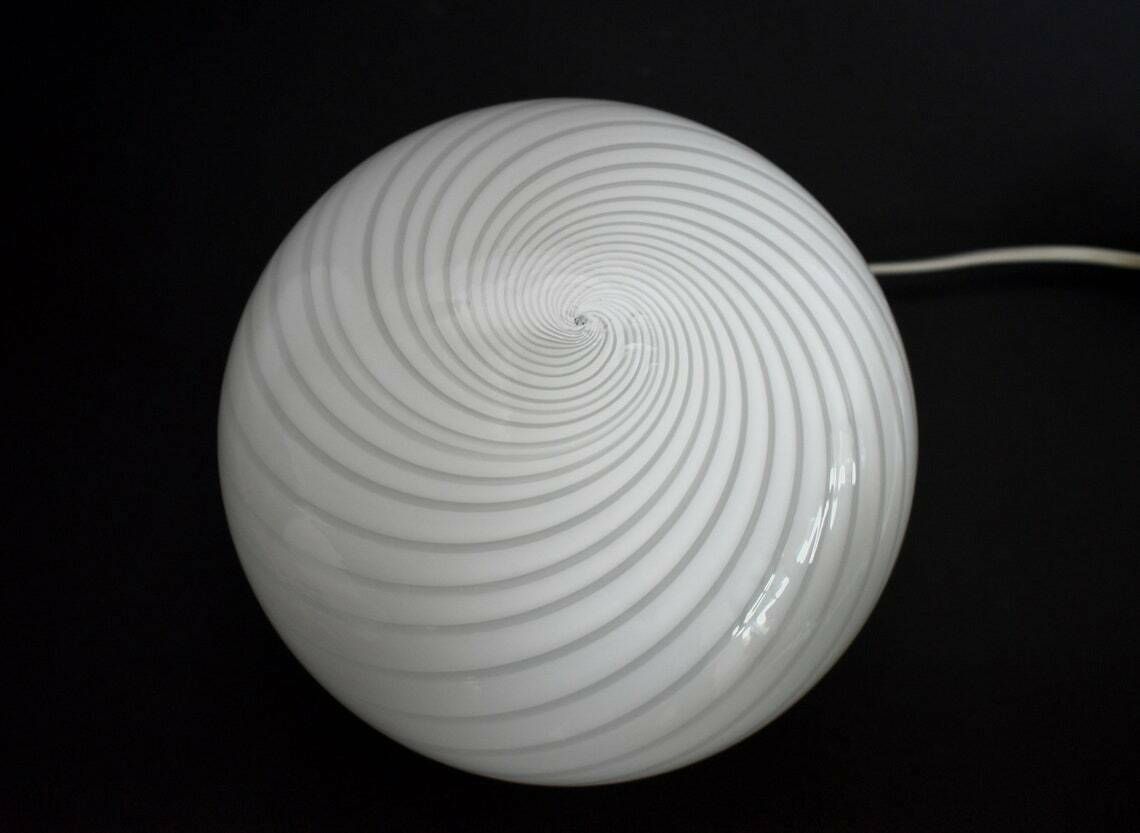 Vintage Italiaanse Swirlglas Tafellamp | Mid Century Modern Wit Glazen Sierlamp Retro | Venini Murano | Mcm Midmod Jaren 1970–1980 | photo Verlichting