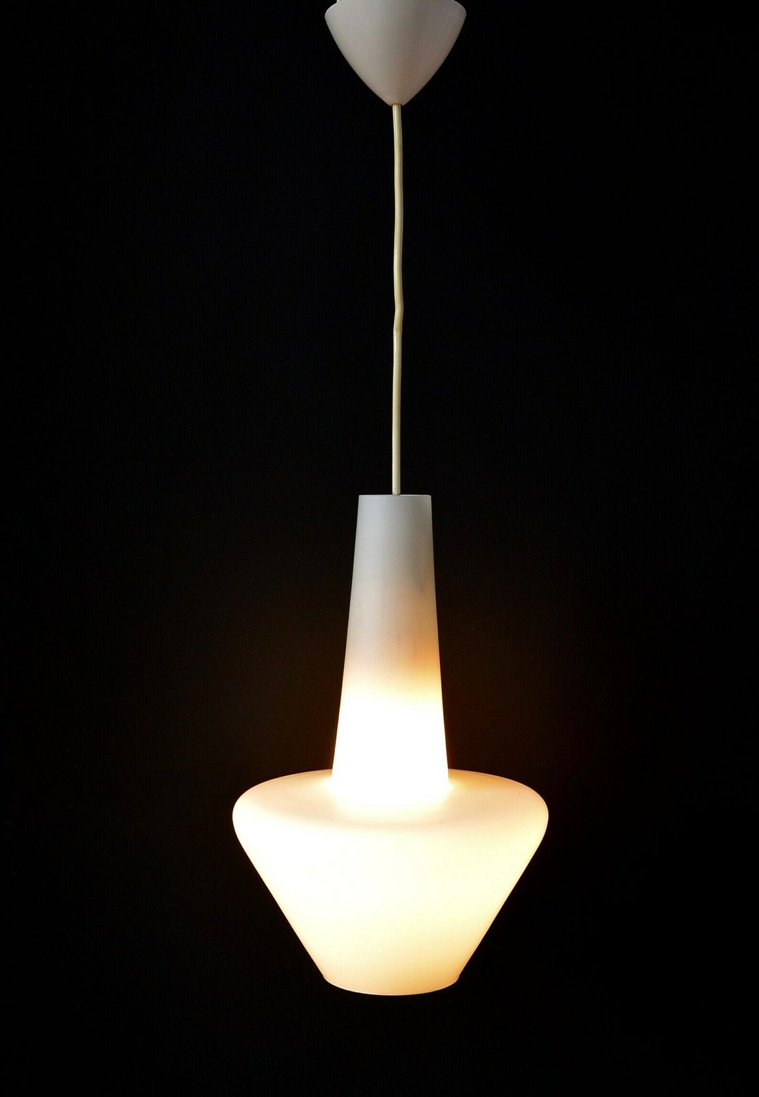 Stilnovo Era Hanglamp Gesatineerd Wit Glas | Mid Century Modern Vintage Hanglamp Mcm | Retro Italiaanse Plafondlamp Melkglas Jaren 1950 photo for sale