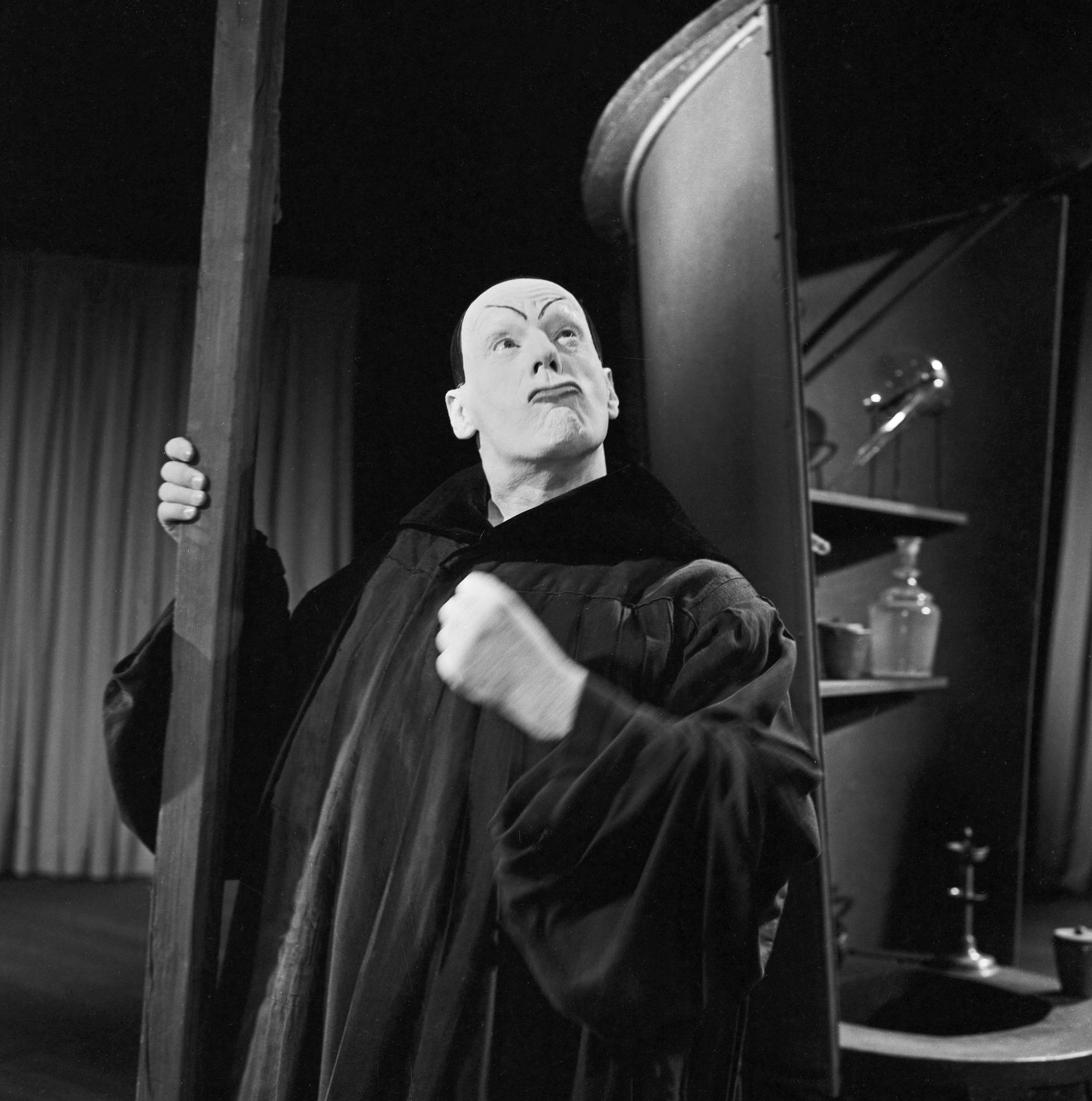Kindermann Sell Your Soul   Mephisto Performing In Faust