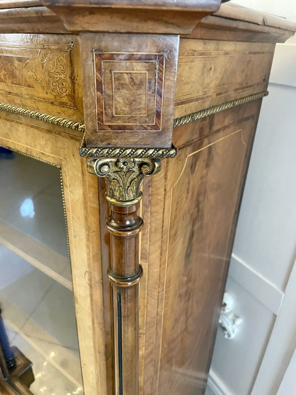 photo vintage Outstanding Quality Antique 19th Century Burr Walnut Inlaid Credenza/Sideboard