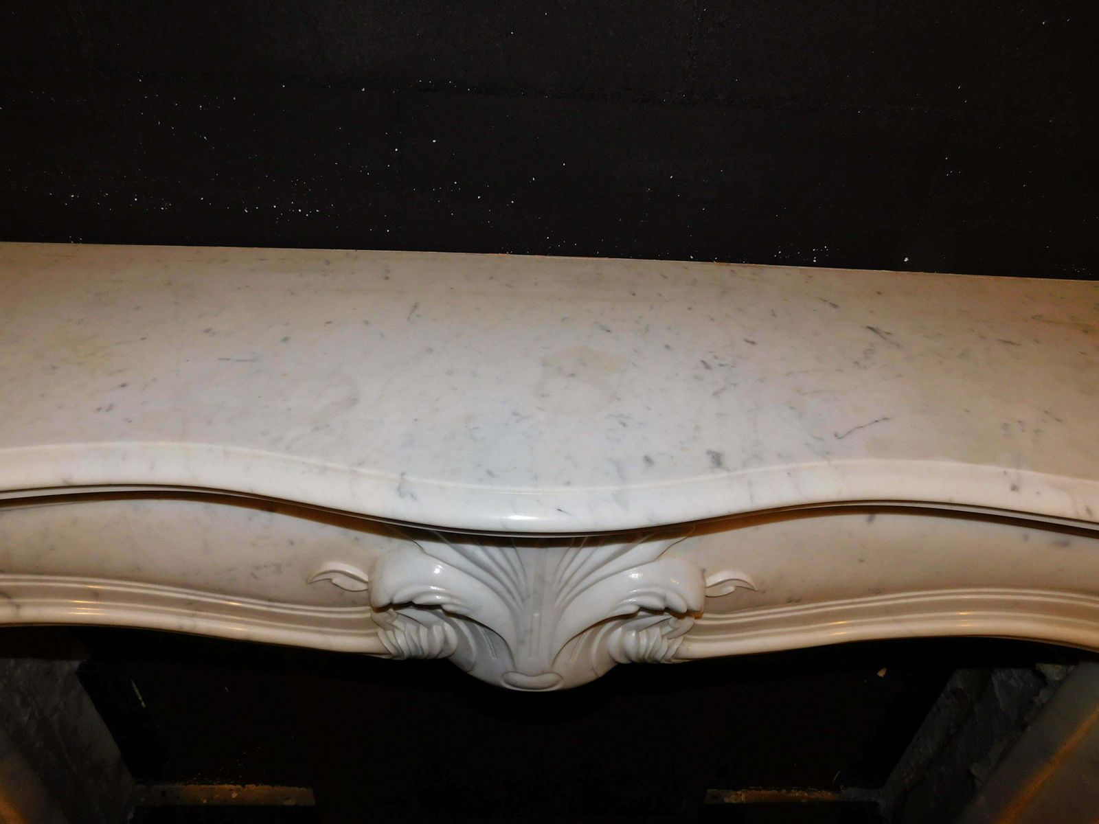 Fireplace Mantle In White Marble With Carved Central Leaf, France photo vinterior