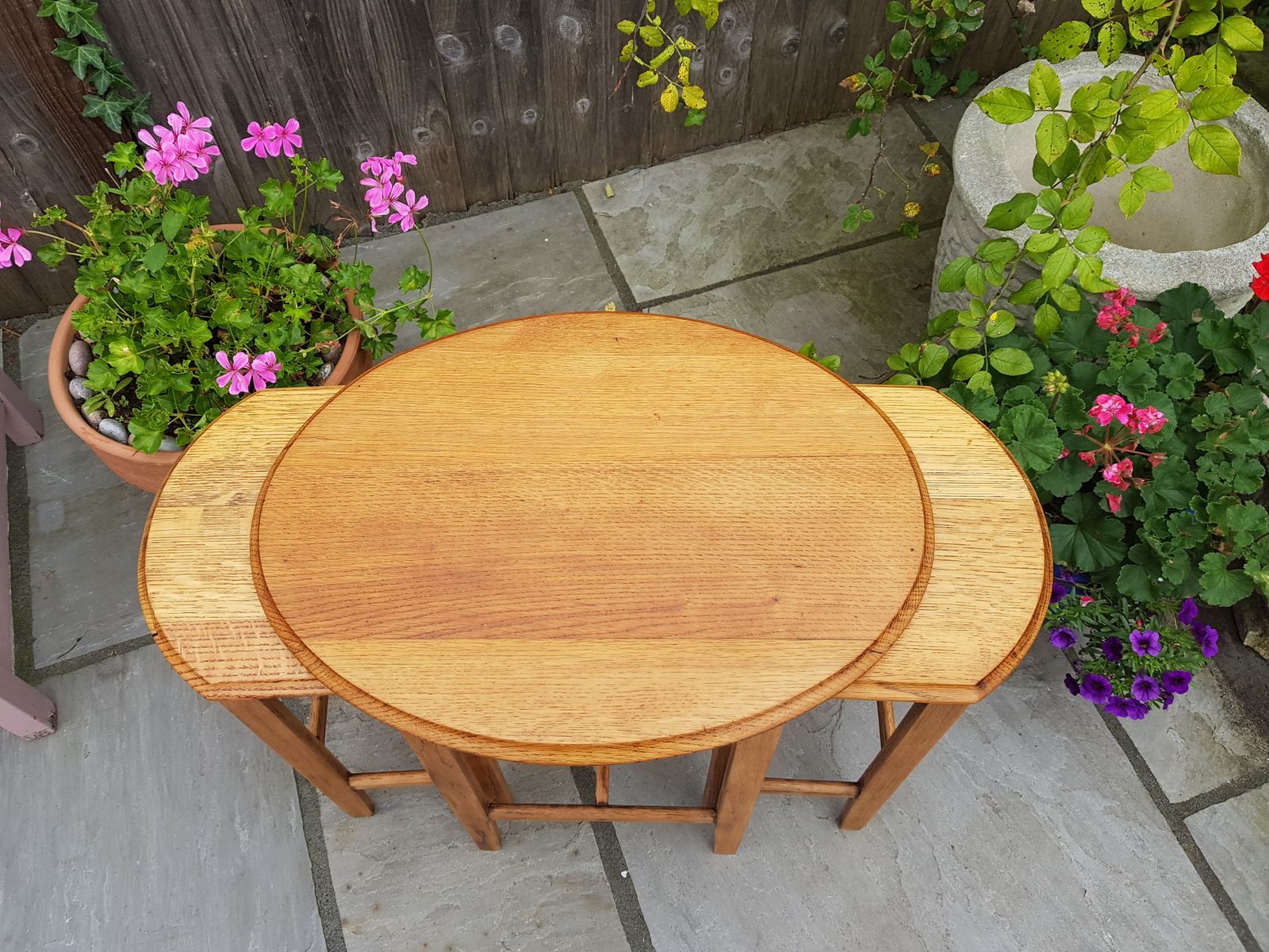 photo furniture Vintage Nest Of Three Oak Tables With Beautiful Grain Markings. Bevelled Edges. Slender And Elegant Legs