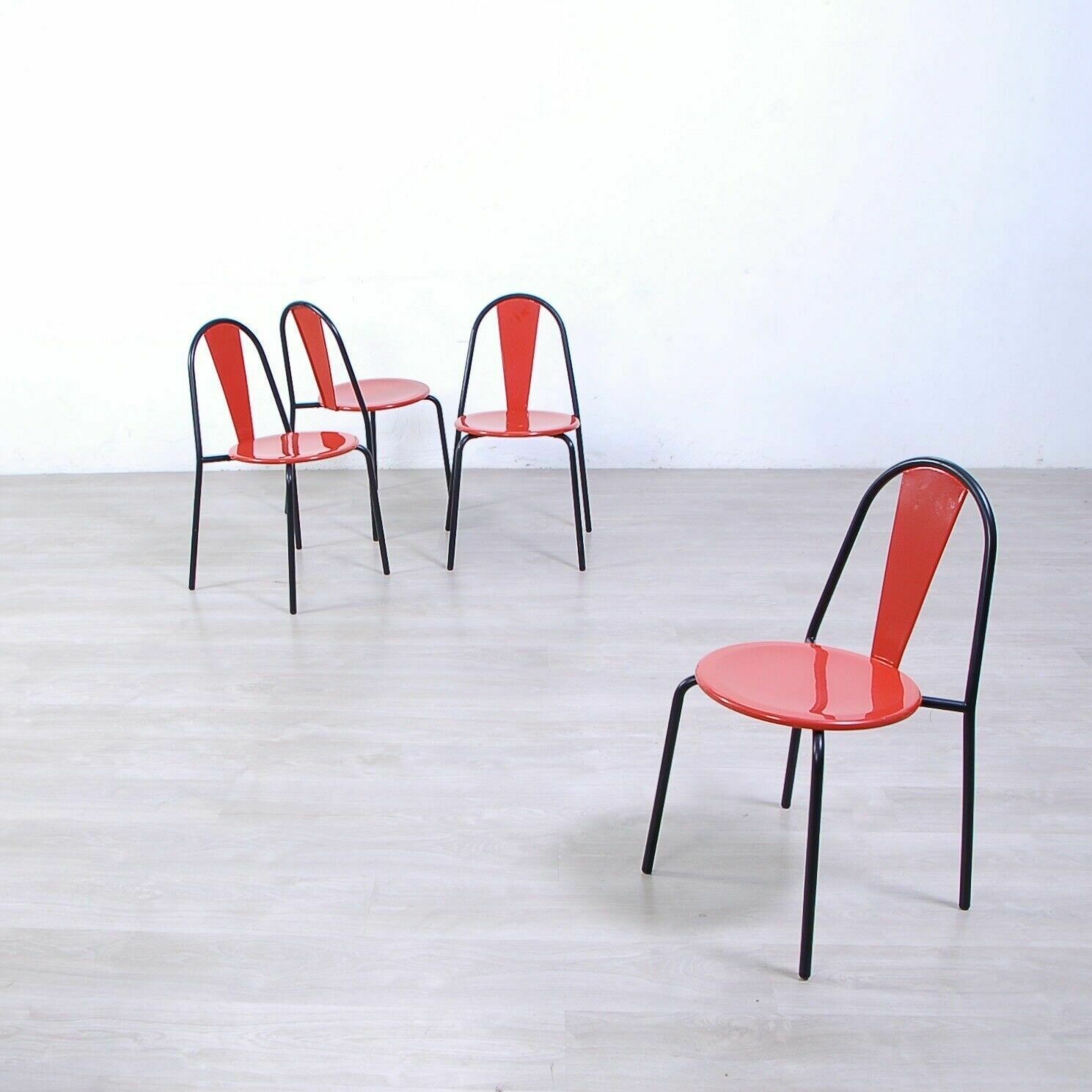 photo furniture Set Of 4 Postmodern Chairs Design Bonaldo From The 70s In Black Red Metal Vintage Chair