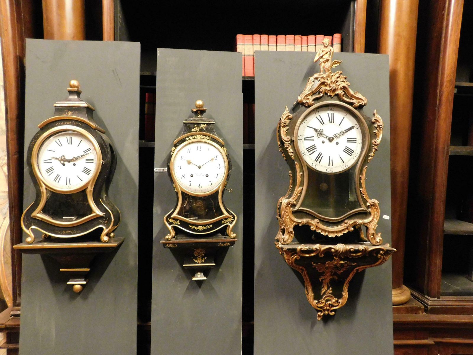 Set N.3 Clocks Ebonised Wood, Profiles And Feet Decorated Gilded Plant Motifs photo vinterior