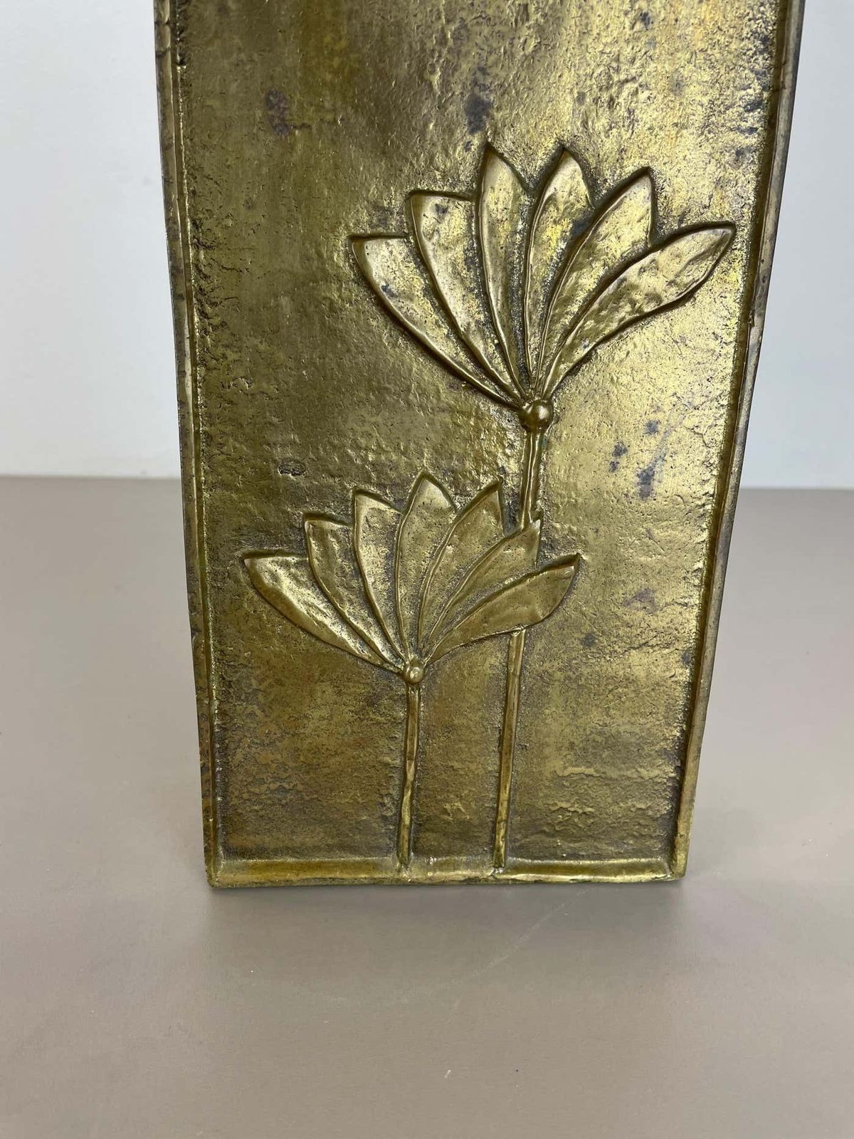 photo furniture Hollywood Regency Solid  Brutalist Floral Brass Umbrella Stand, Italy 1970s