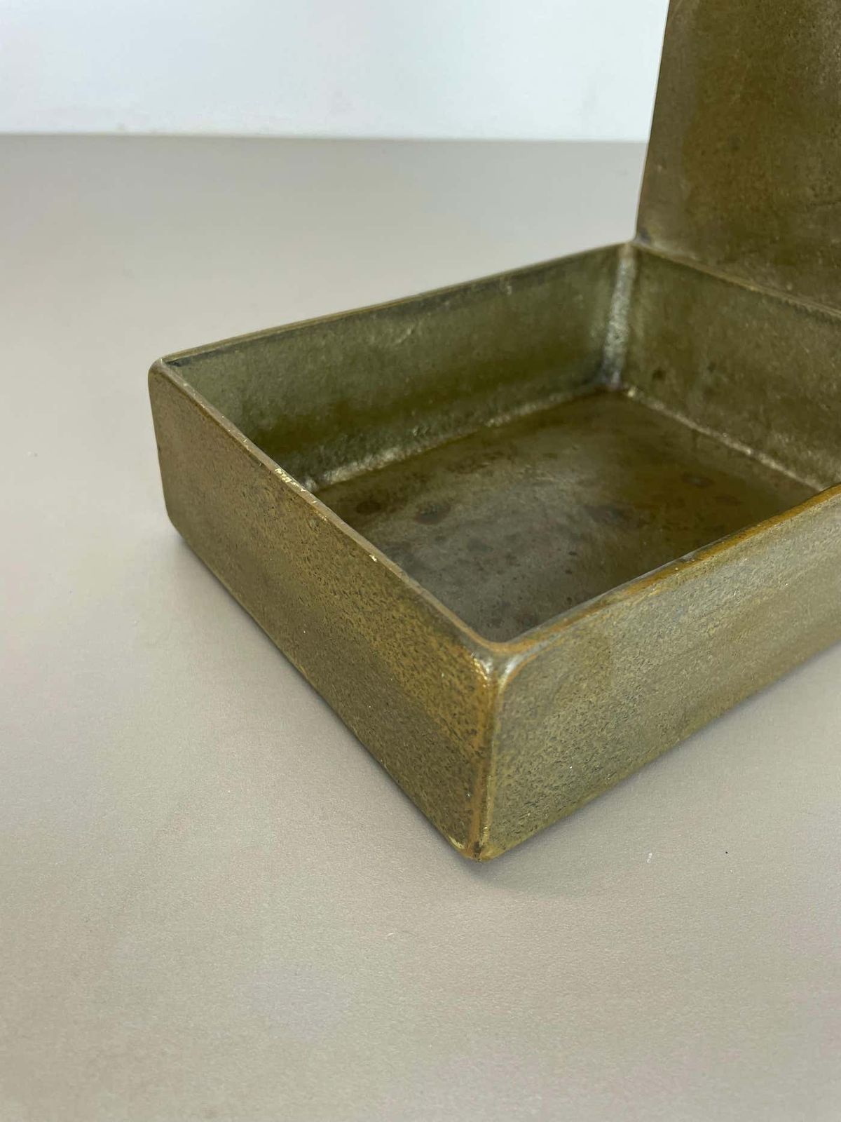 photo vintage Hollywood Regency Solid  Brutalist Floral Brass Umbrella Stand, Italy 1970s