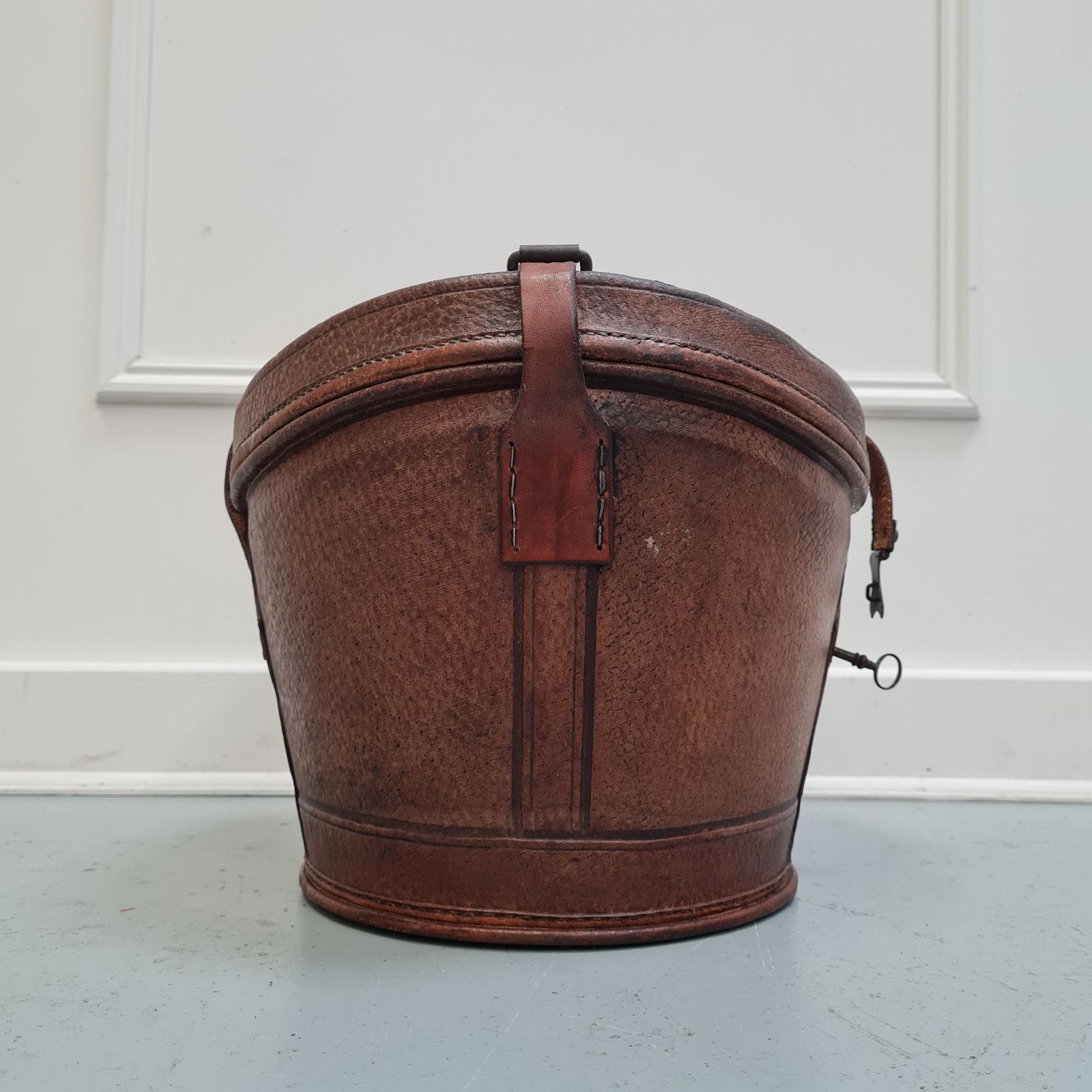 Smart French Leather Hatbox C1900 Free Delivery Uk photo 345.02