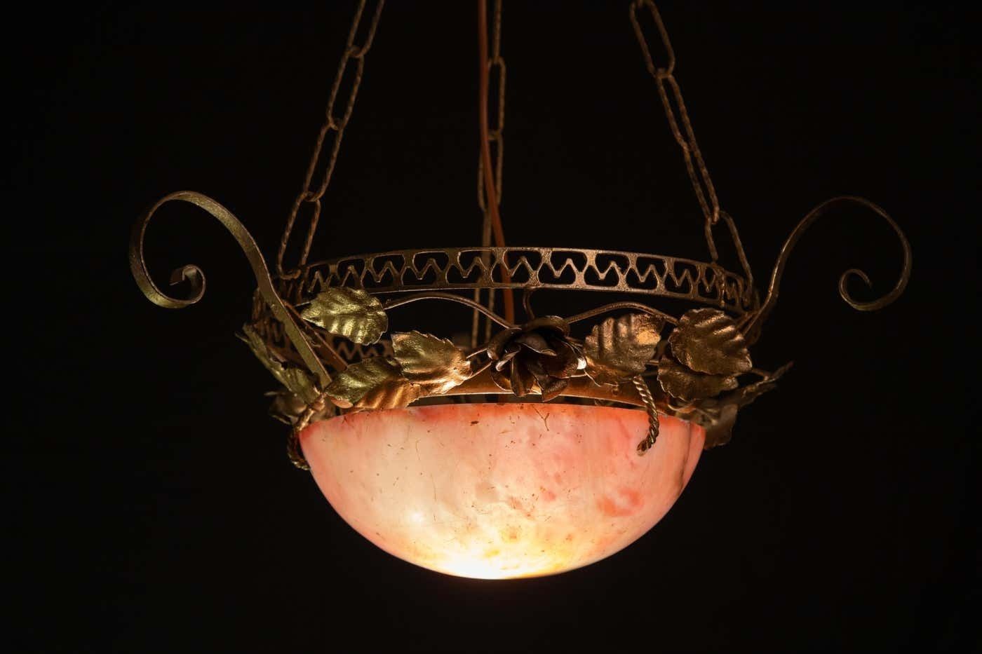photo vinterior La Belle èpoque, Vintage Red Alabaster Chandelier, 1910