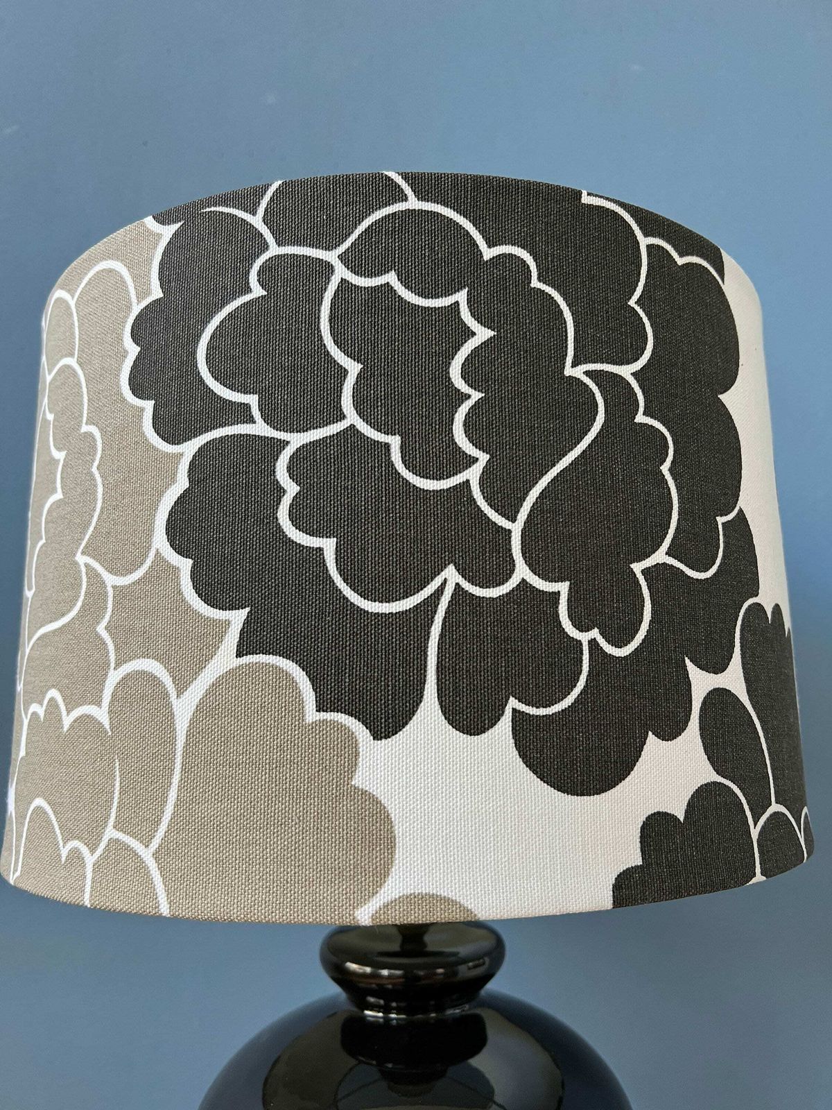 photo for sale Kleine Space Age Tafellamp Met Porseleinen Voet En Zwart Witte Bloemenkap