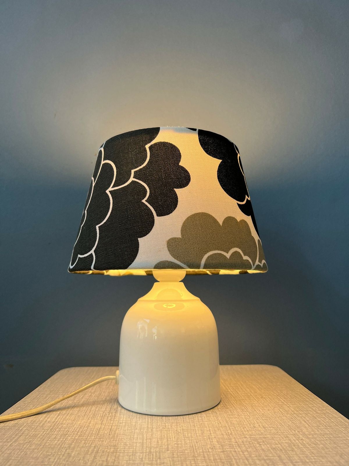 Kleine Space Age Tafellamp Met Porseleinen Voet En Zwart Witte Bloemenkap photo furniture