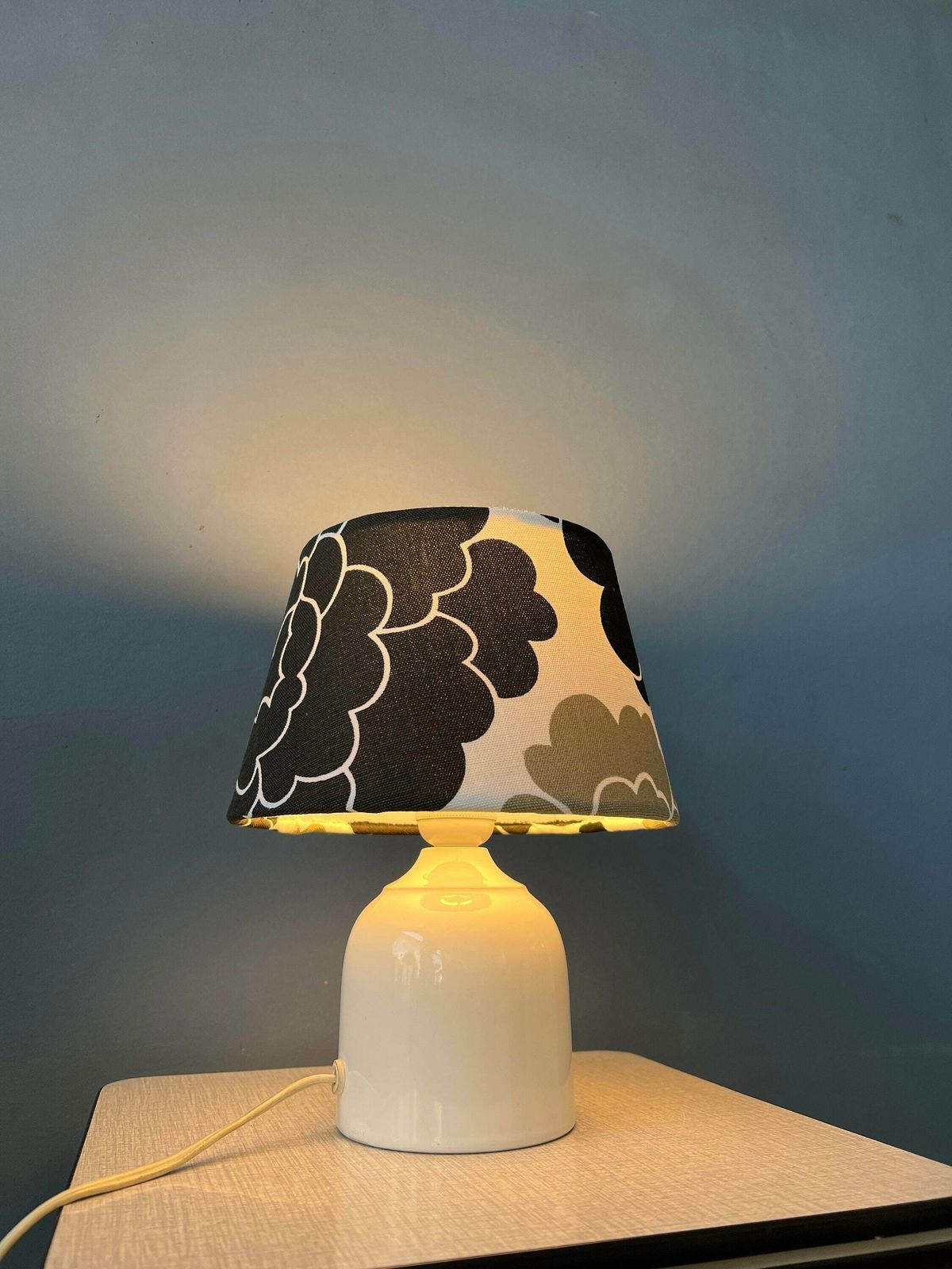 Kleine Space Age Tafellamp Met Porseleinen Voet En Zwart Witte Bloemenkap photo Verlichting