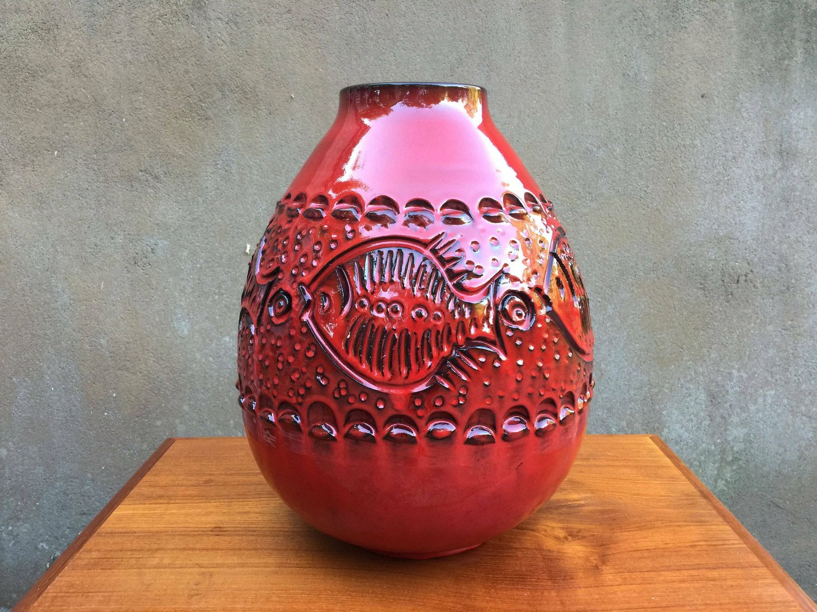 Alvino Bagni, Big Red Vase / Floor Vase With Swimming Fish Motif, Made In Italy In The Middle Of The 20th Century