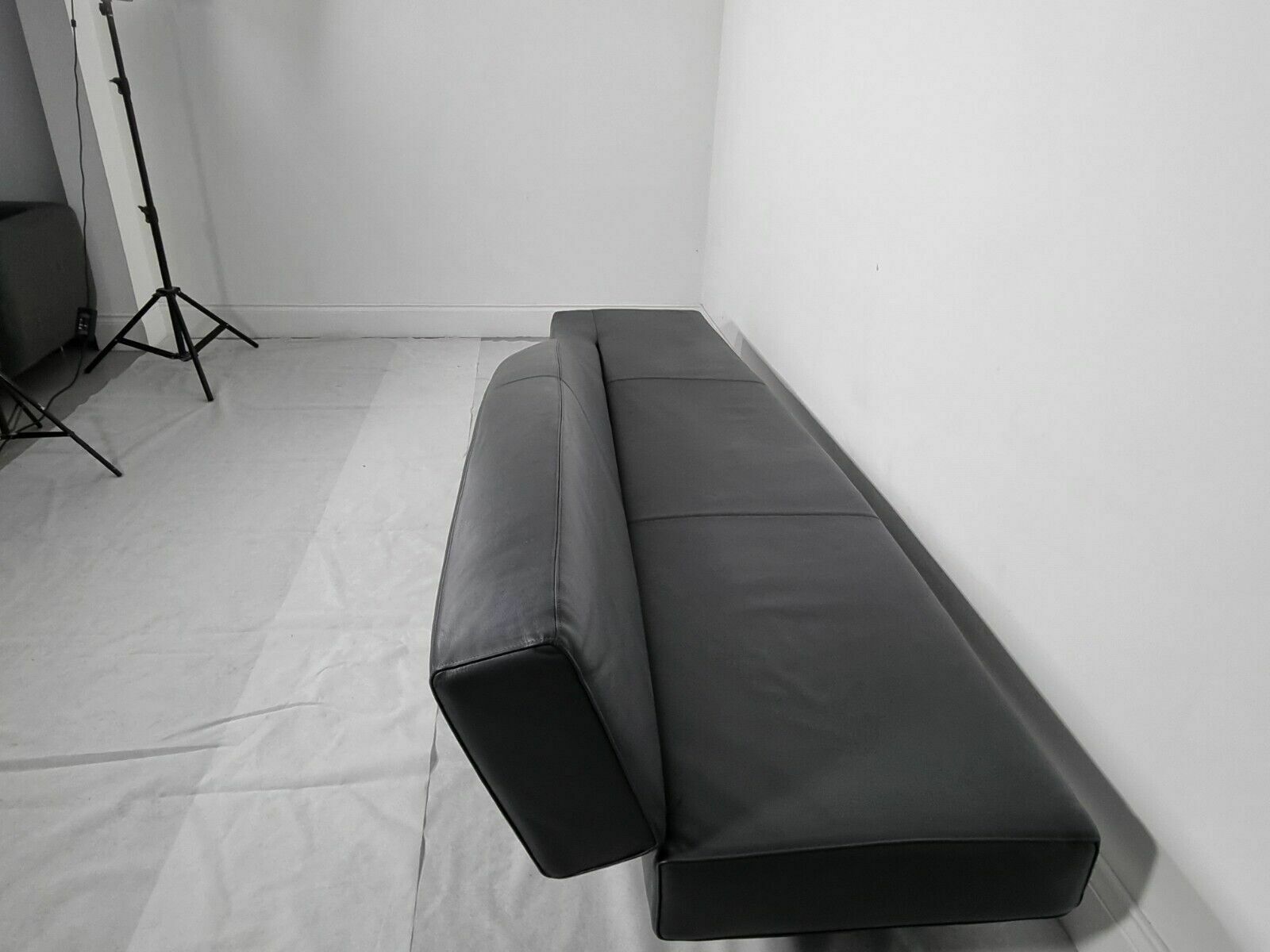 photo for sale Cassina Aspen Chaise In Dark Charcoal Leather In Excellent Condition