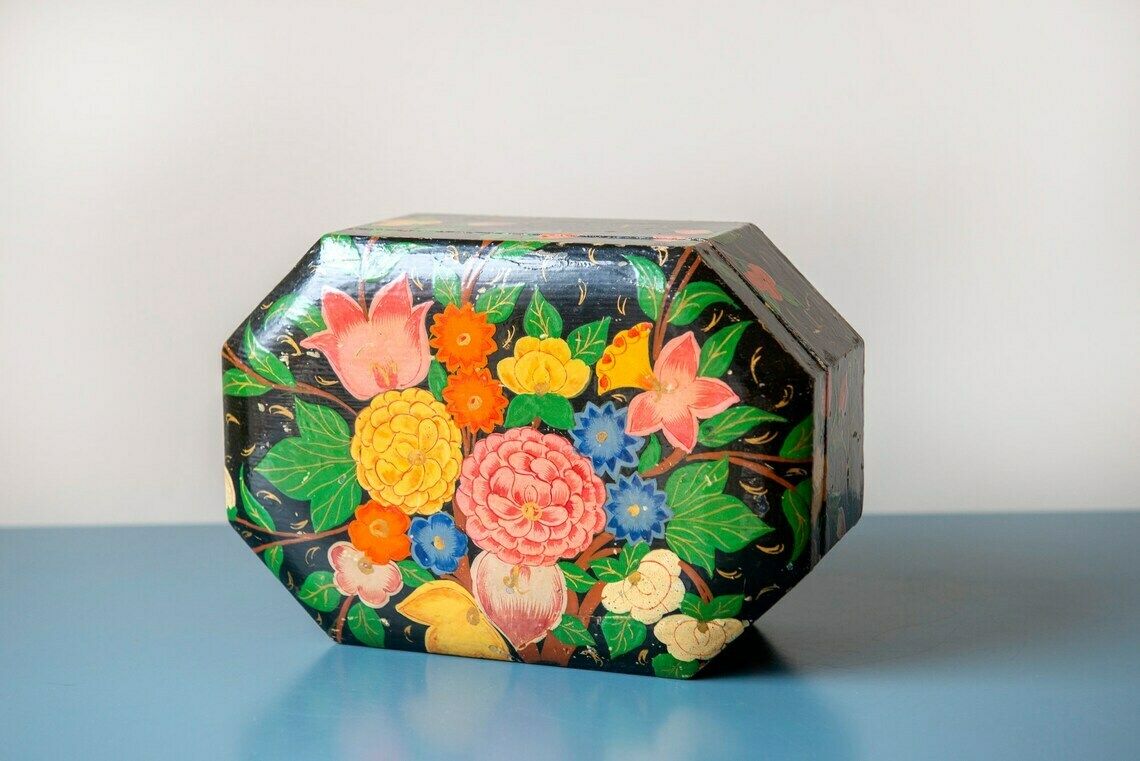 Boîte florale peinte à la main, boîte indienne d'époque, contenant laqué avec couvercle, boîte de rangement bohème, ancienne boîte à bijoux, fabriquée en Inde photo furniture