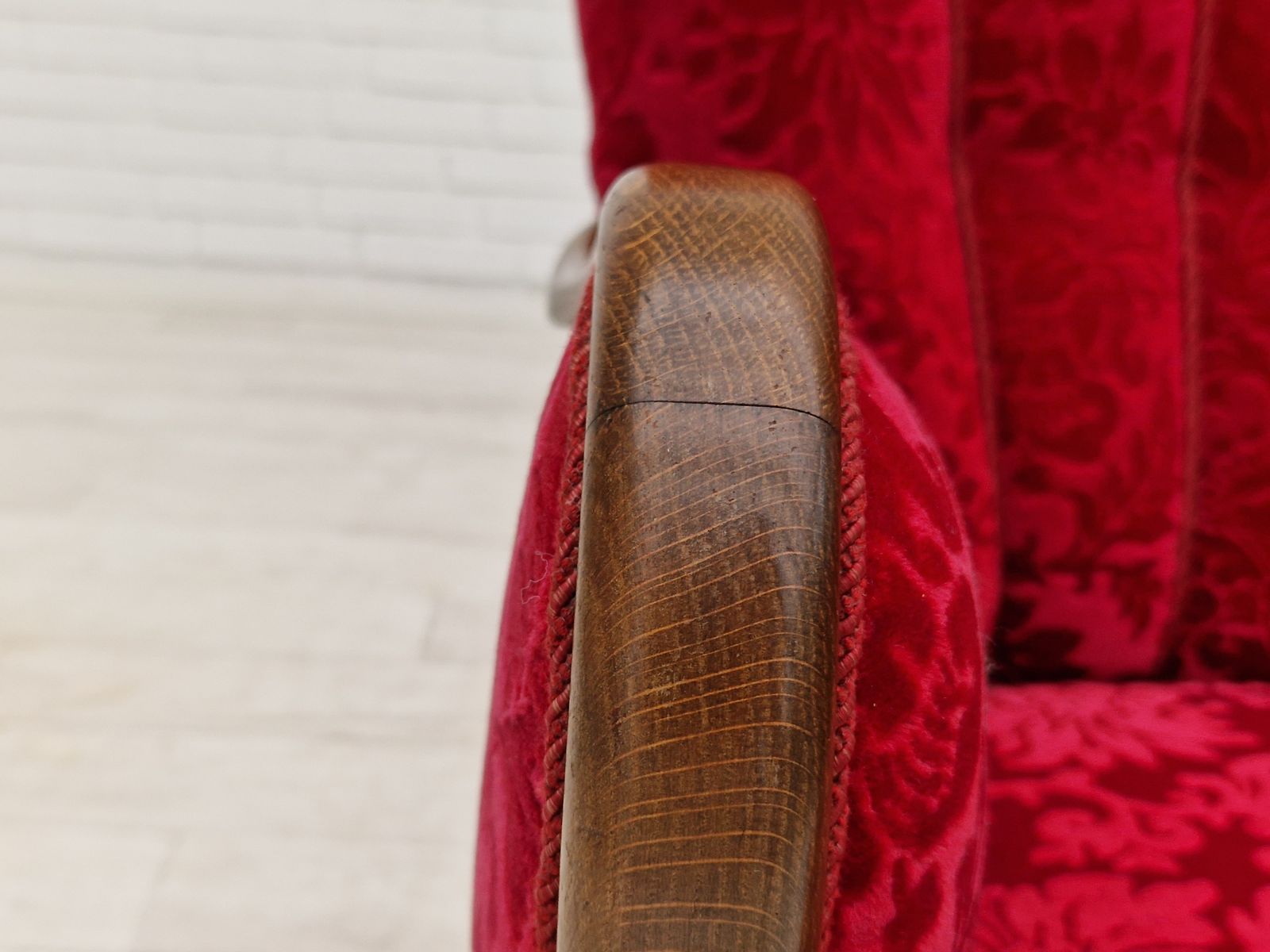 photo furniture Ca. Jaren 1960, Deens Design Van Alfred Christensen, Fauteuil In Kersrode Stof, Ongerestaureerde Staat.