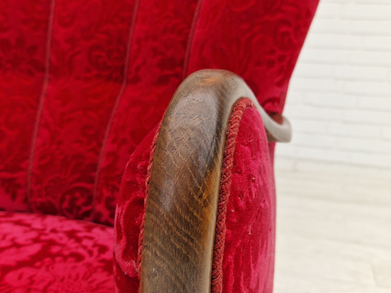 photo for sale Ca. Jaren 1960, Deens Design Van Alfred Christensen, Fauteuil In Kersrode Stof, Ongerestaureerde Staat.