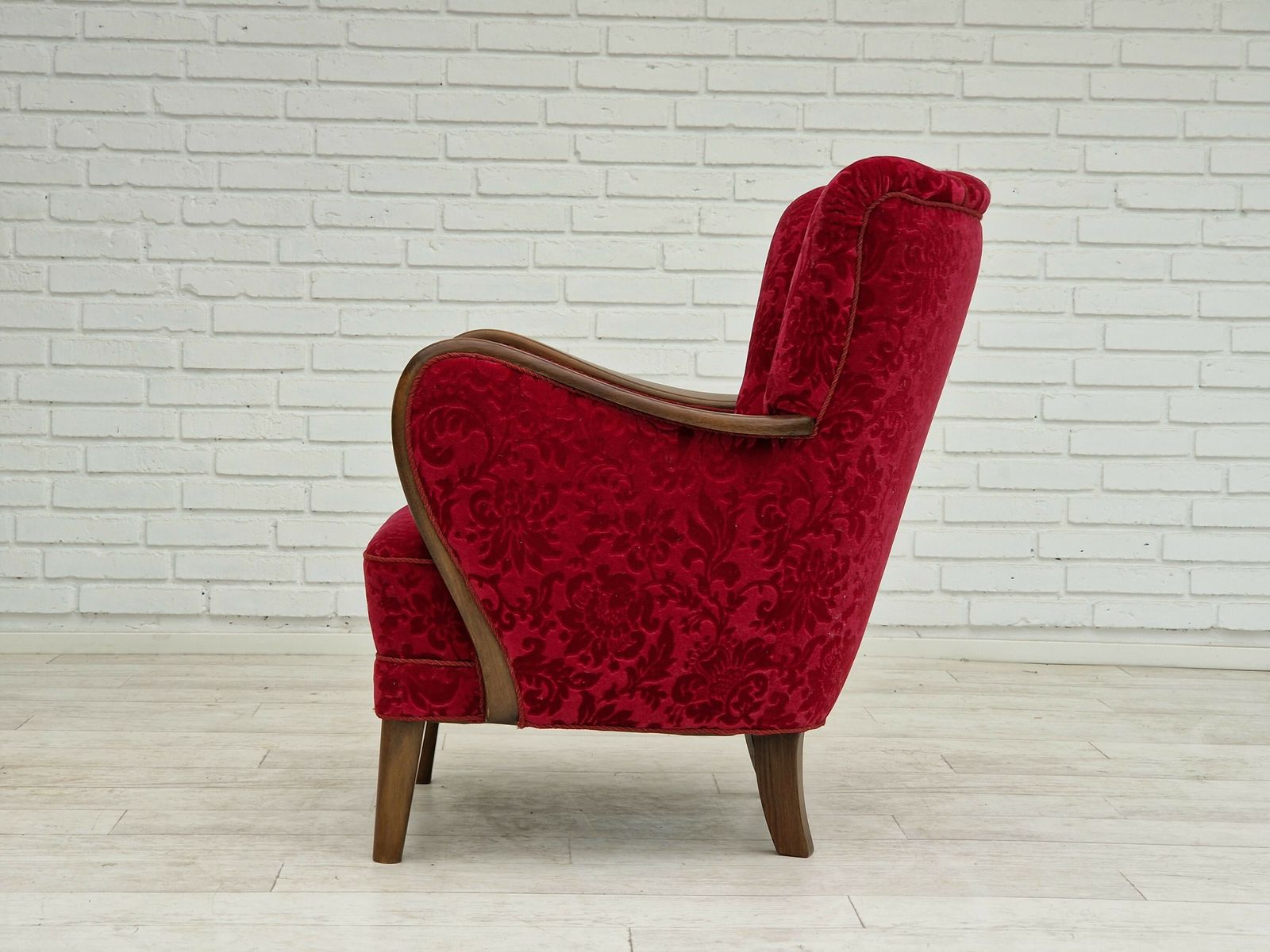 photo vinterior Ca. Jaren 1960, Deens Design Van Alfred Christensen, Fauteuil In Kersrode Stof, Ongerestaureerde Staat.
