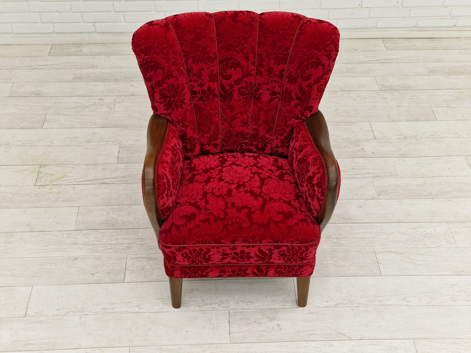 photo vintage Ca. Jaren 1960, Deens Design Van Alfred Christensen, Fauteuil In Kersrode Stof, Ongerestaureerde Staat.