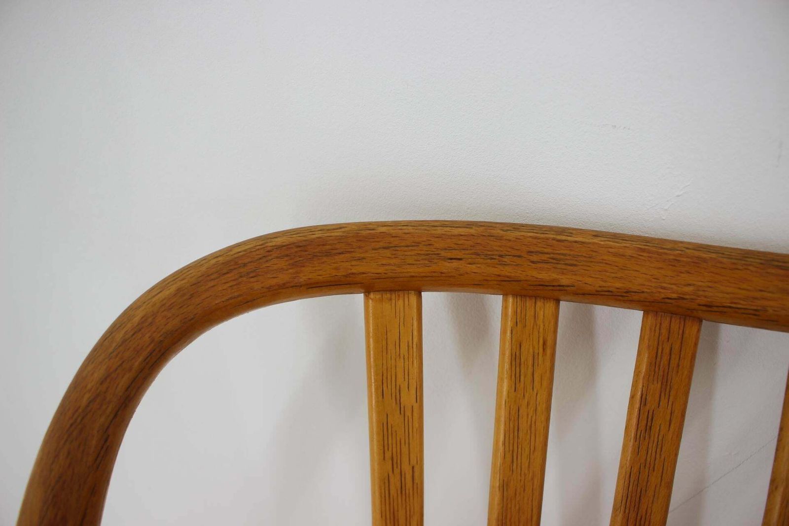 photo vintage 1970s Antonin Suman Set Of 4 Oak Dining Chairs, Czechoslovakia
