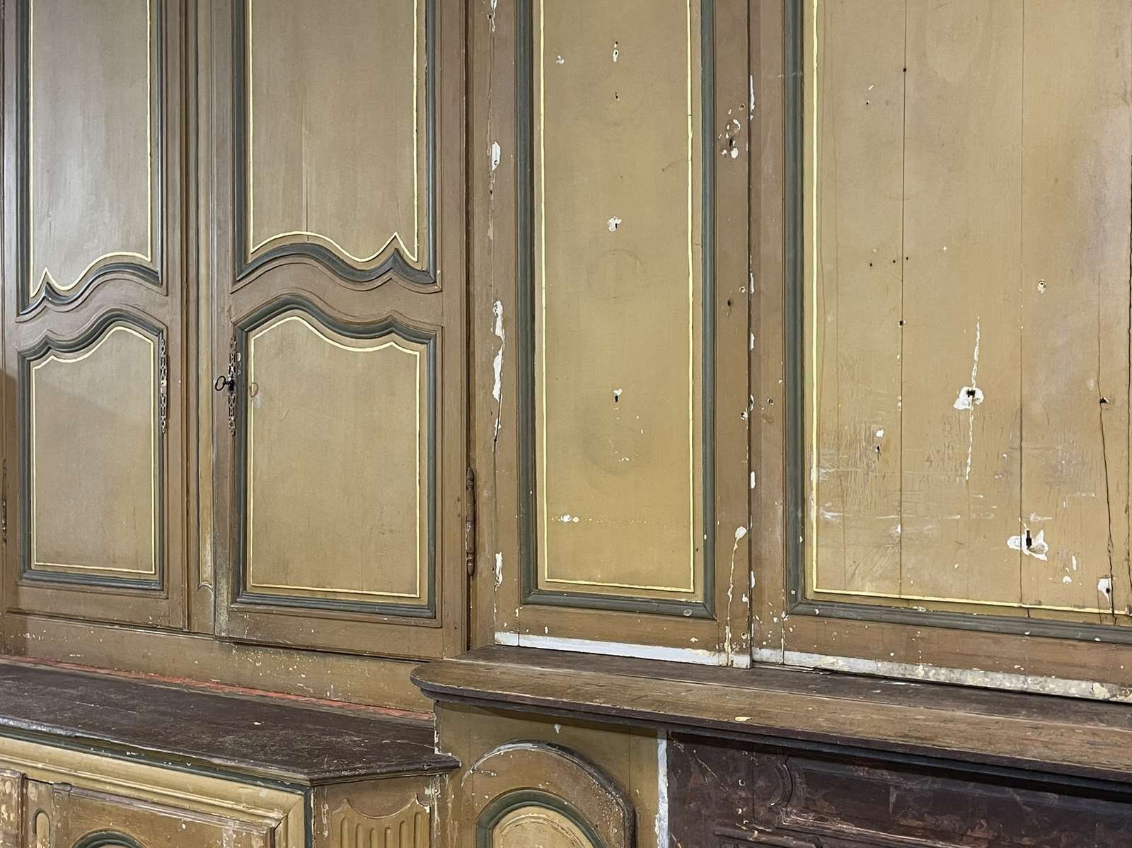 Large Wood Paneling Dating From The 18th Century And From The Manoir De La Psalette (Tréguier 22) photo furniture