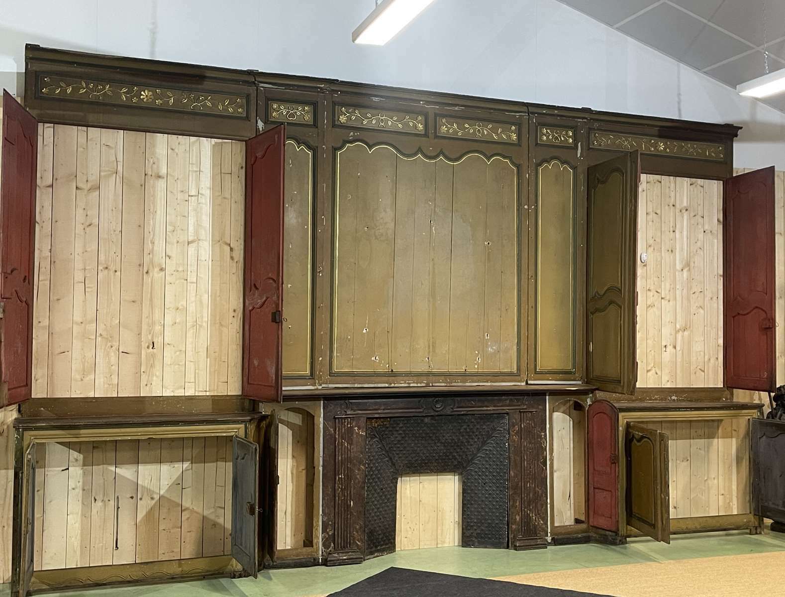 photo furniture Large Wood Paneling Dating From The 18th Century And From The Manoir De La Psalette (Tréguier 22)