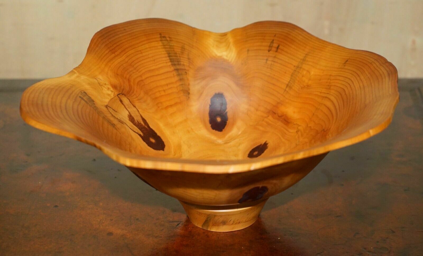 photo vintage Super Rare Large Monkey Puzzle Wood Fruit Bowl By Gregory Jervis Moreton
