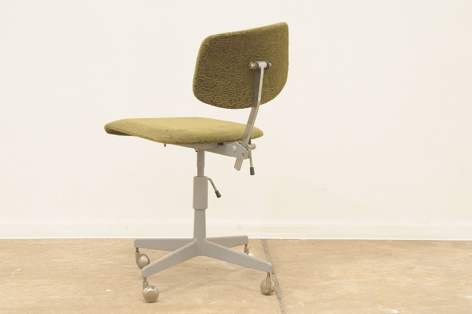 photo buy Midcentury Industrial Swivel Work Desk Chair By Kovona, 1950´S