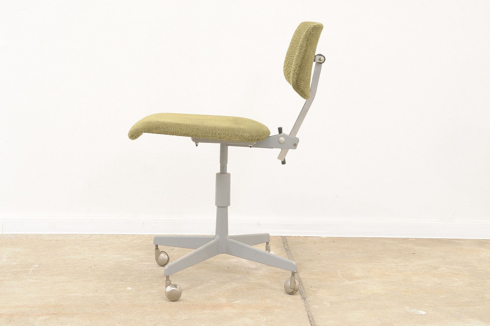 photo vintage Midcentury Industrial Swivel Work Desk Chair By Kovona, 1950´S
