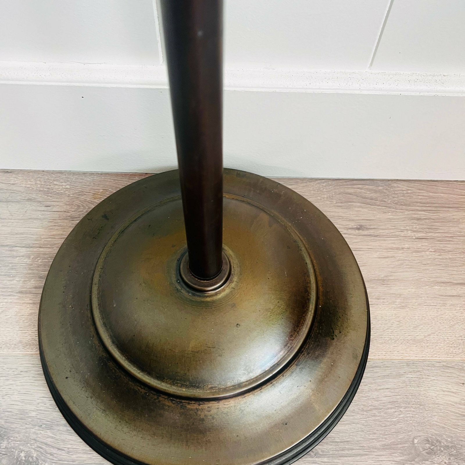 photo furniture Vintage Art Deco Staande Lamp, Vloerlamp, Messing Lamp, 2 Melkglazen Kappen Met Franje, Jaren 70 Vintage Lampen