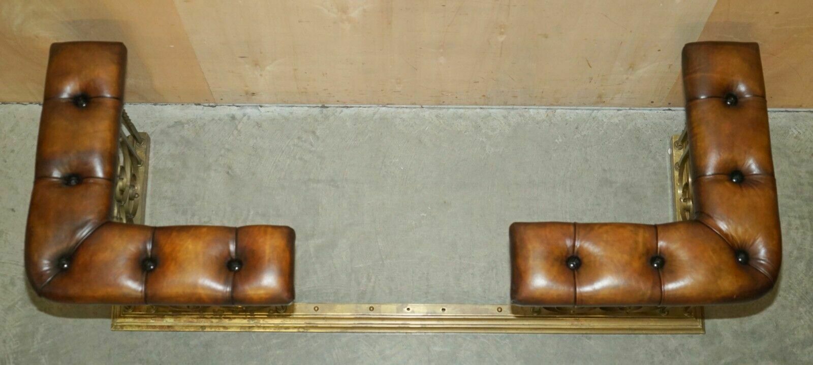 photo vinterior Antique Luxury Fully Restored Club Fender With Brown Leather Chesterfield Seats